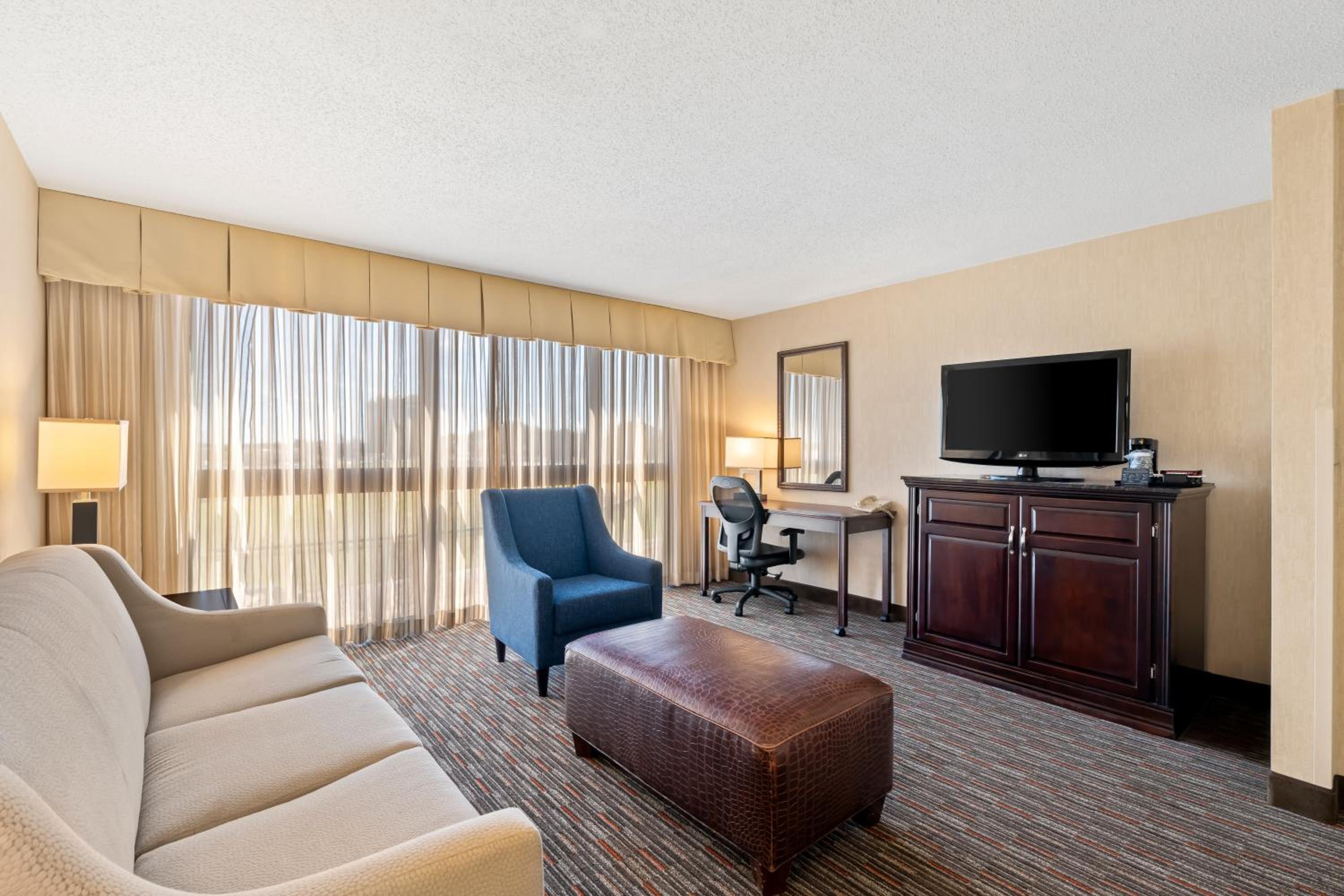 Queen Suite with Two Queen Beds and Sofa - Non Smoking - Photo 2