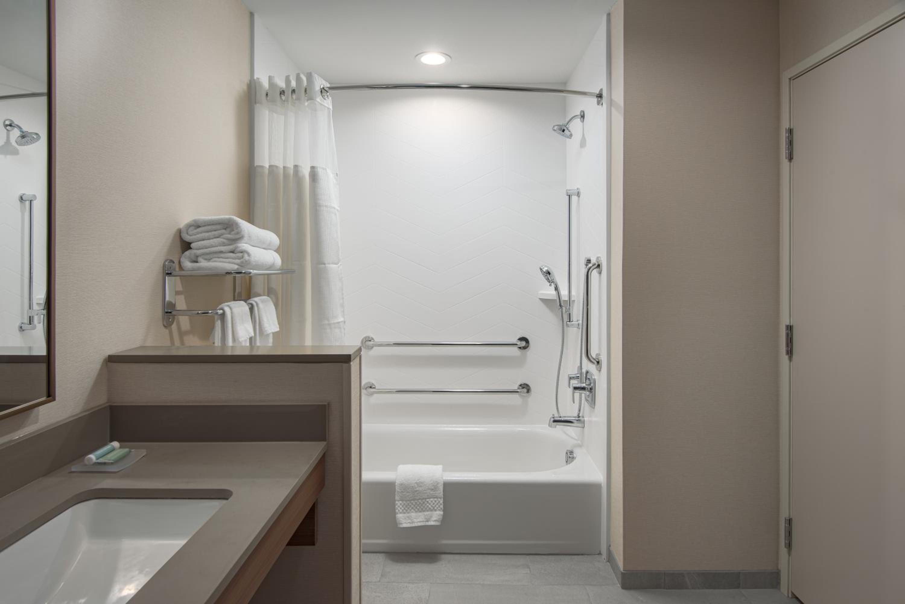 Queen Room with Two Queen Beds - Hearing Accessible