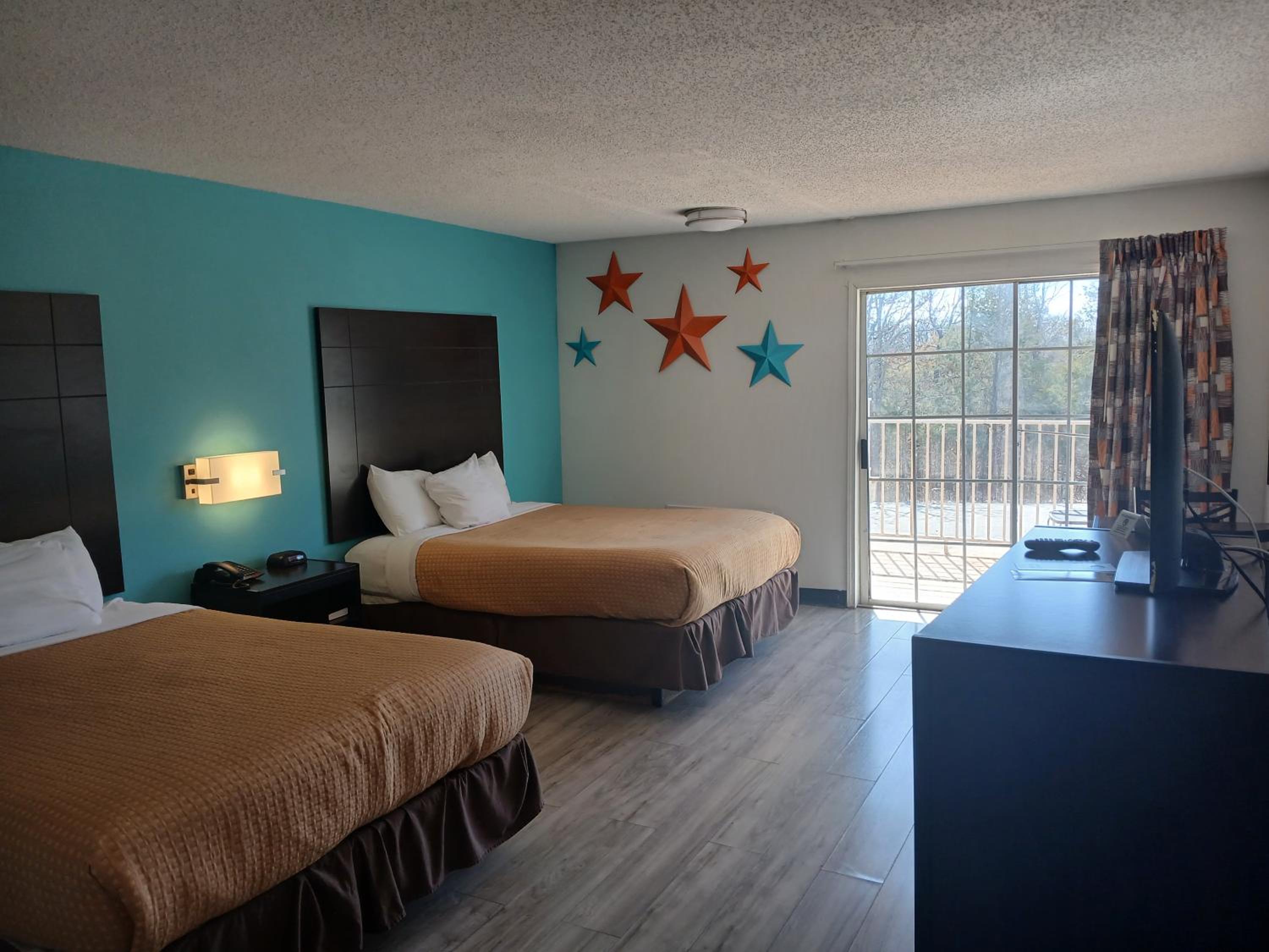 Superior Queen Room with Patio and Interior Hall - Non-Smoking - Photo 5