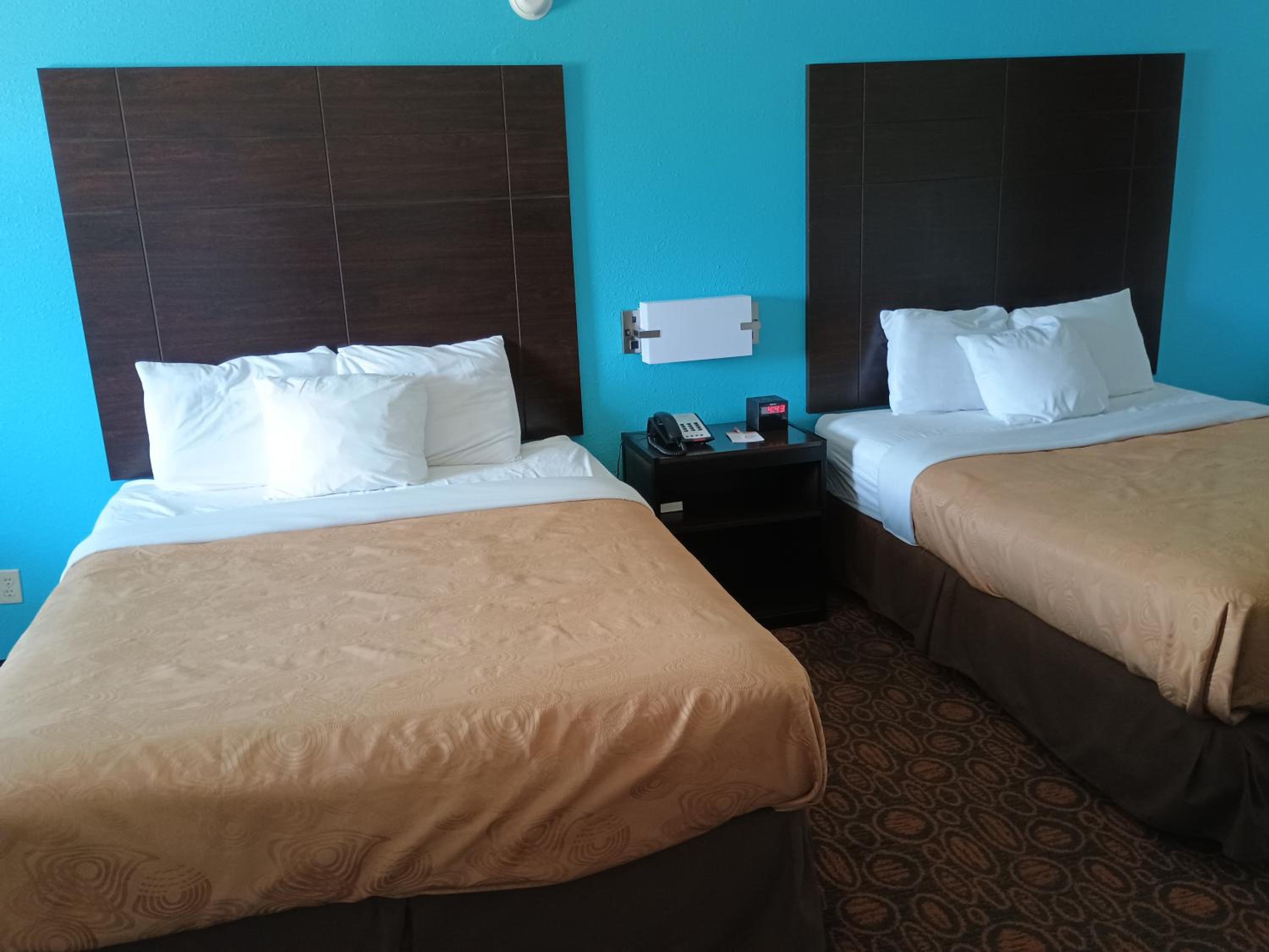 Deluxe Queen Room with Two Queen Beds and Interior Hall - Non-Smoking - Photo 3