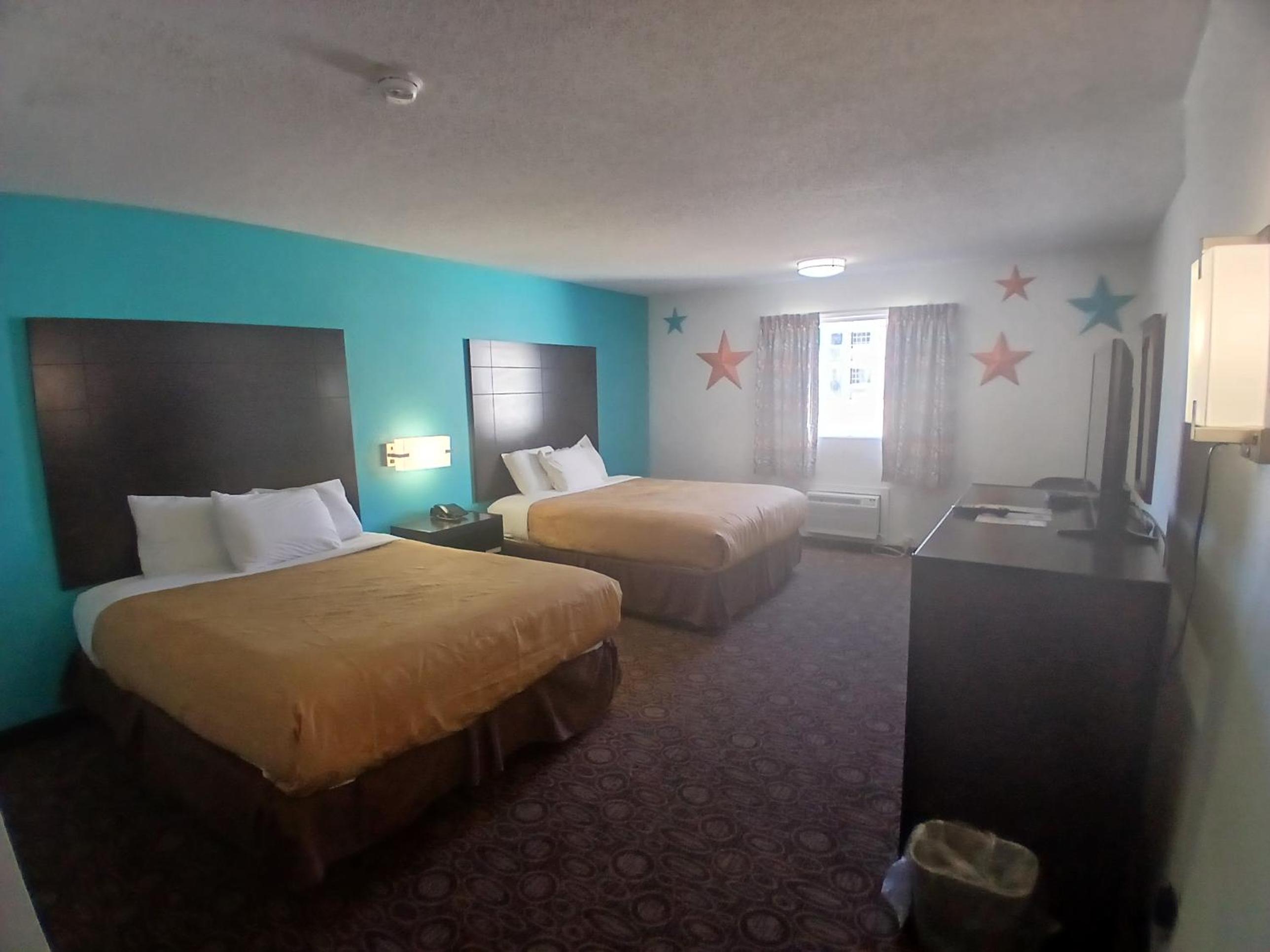 Deluxe Queen Room with Two Queen Beds and Interior Hall - Non-Smoking - Photo 5