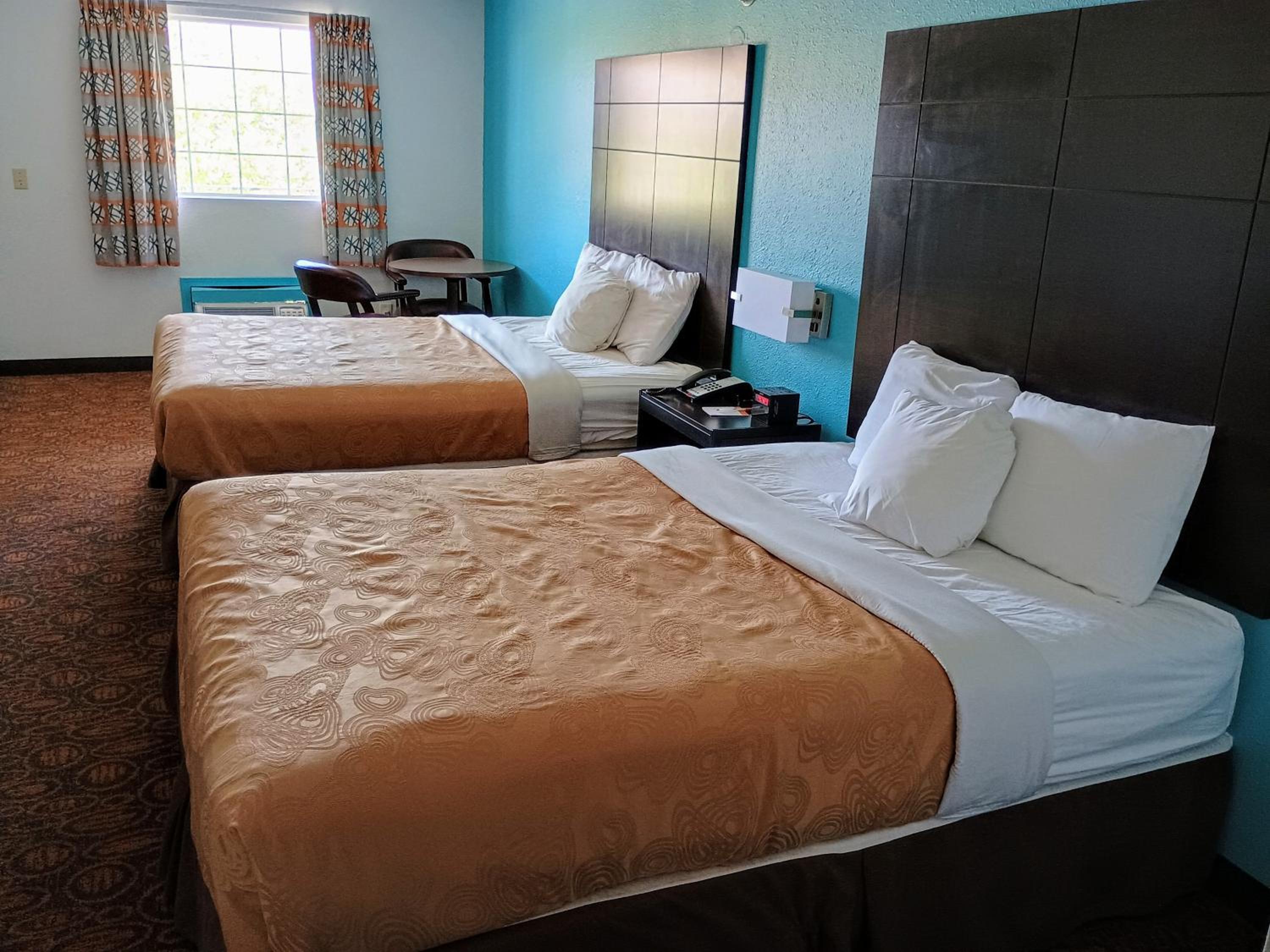 Deluxe Queen Room with Two Queen Beds and Interior Hall - Non-Smoking - Photo 4