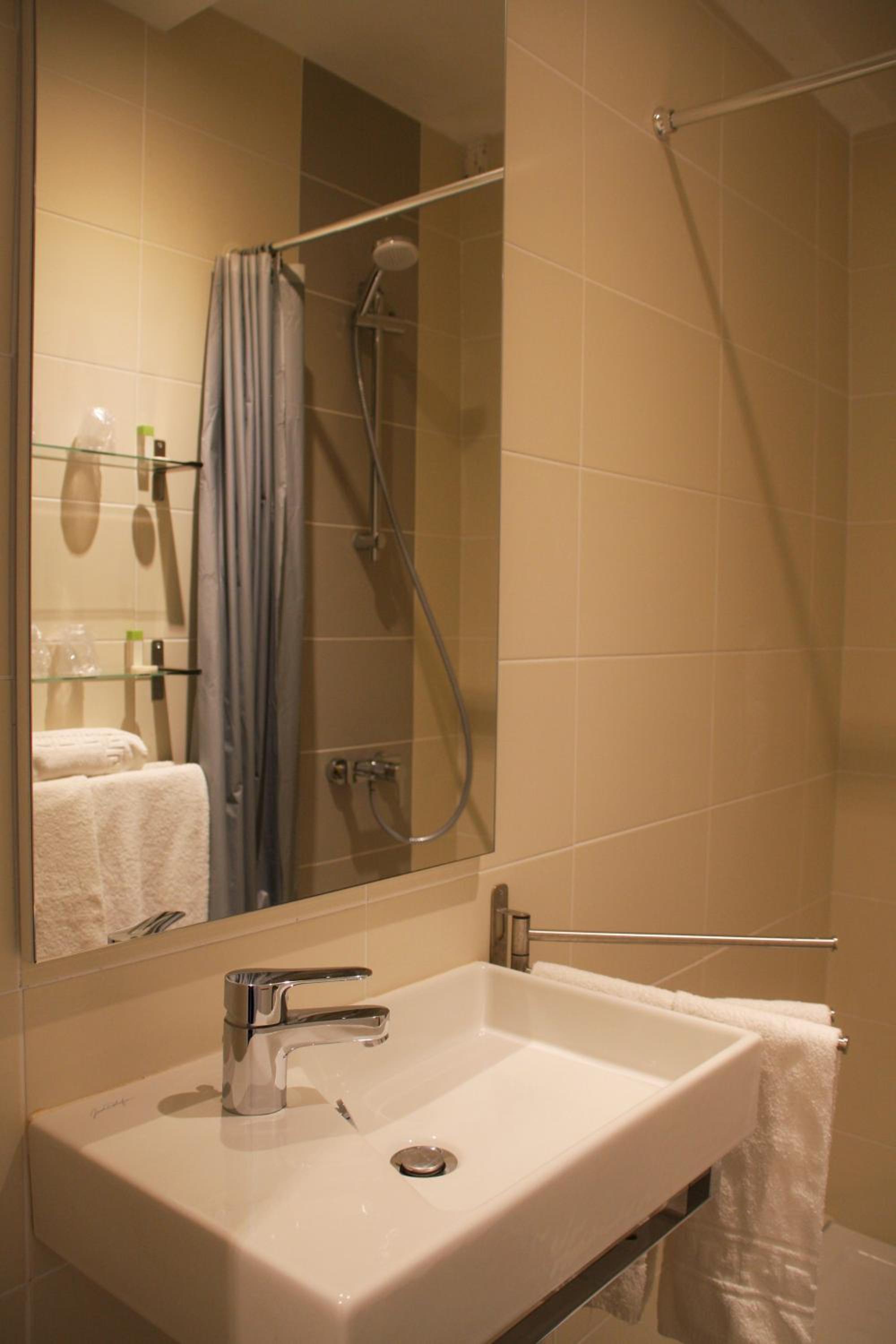 Standard Double Room (street side) photo 3