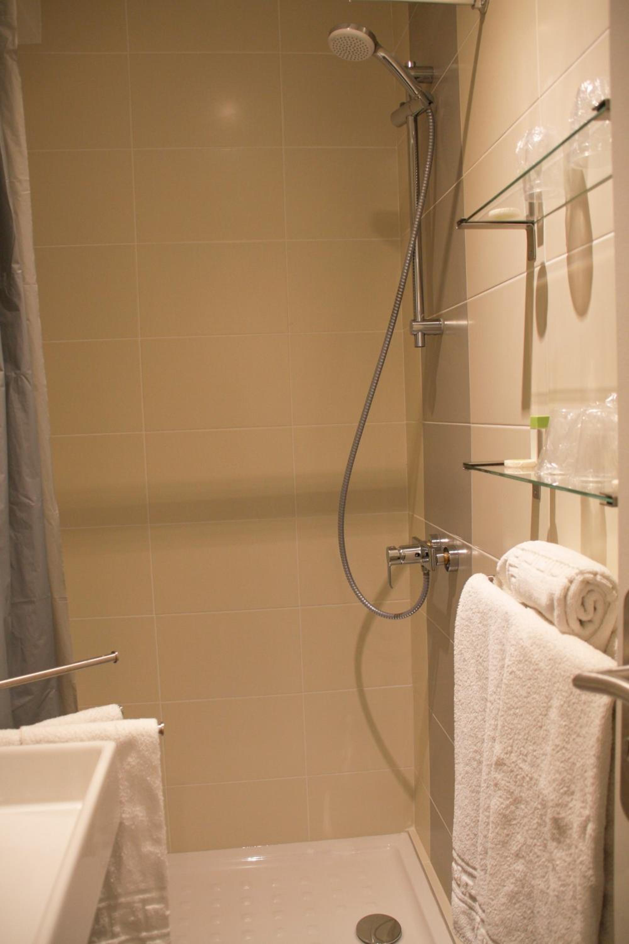 Standard Double Room (street side) photo 2