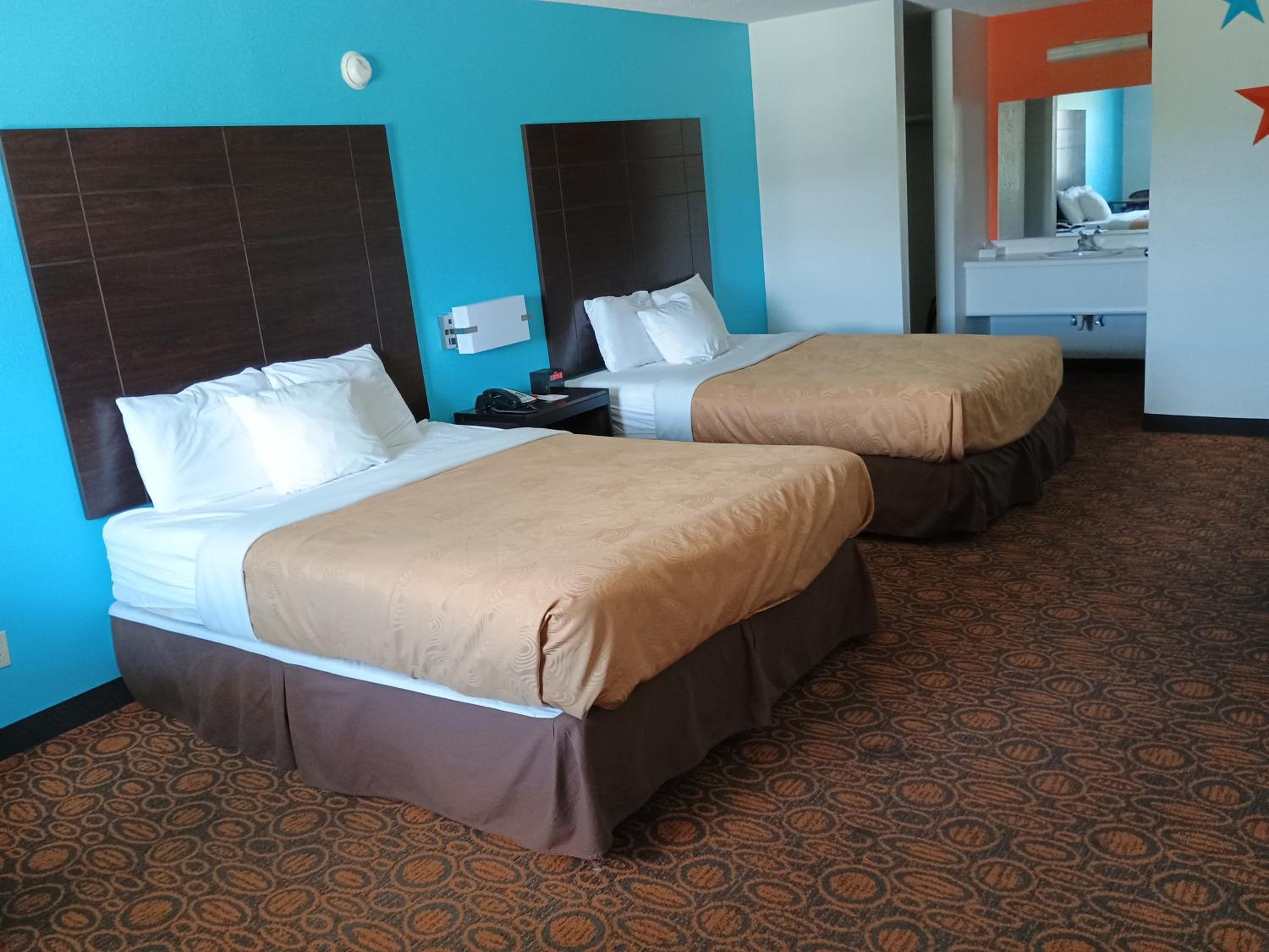 Queen Room with Two Queen Beds - Non-Smoking - Photo 4