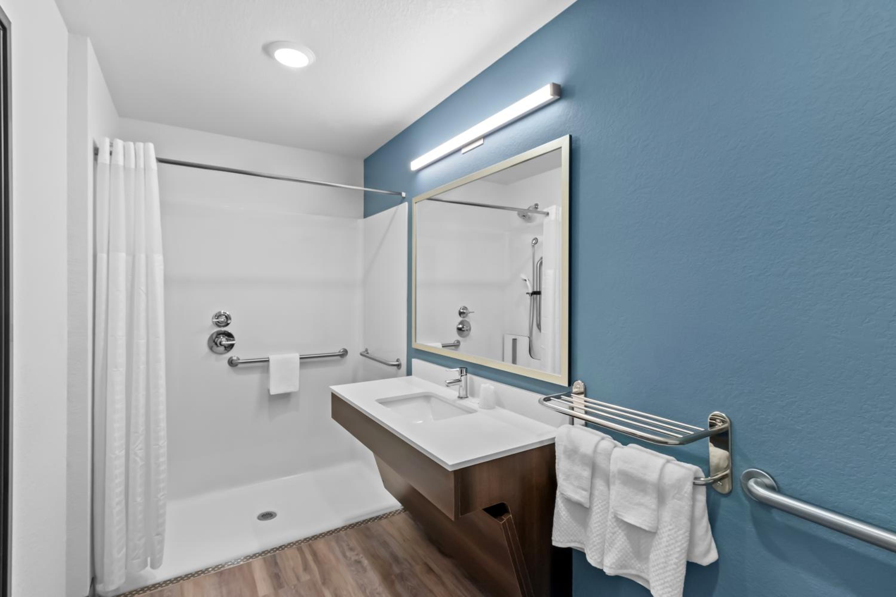 Queen Suite with Roll-In Shower - Disability Access/Non Smoking