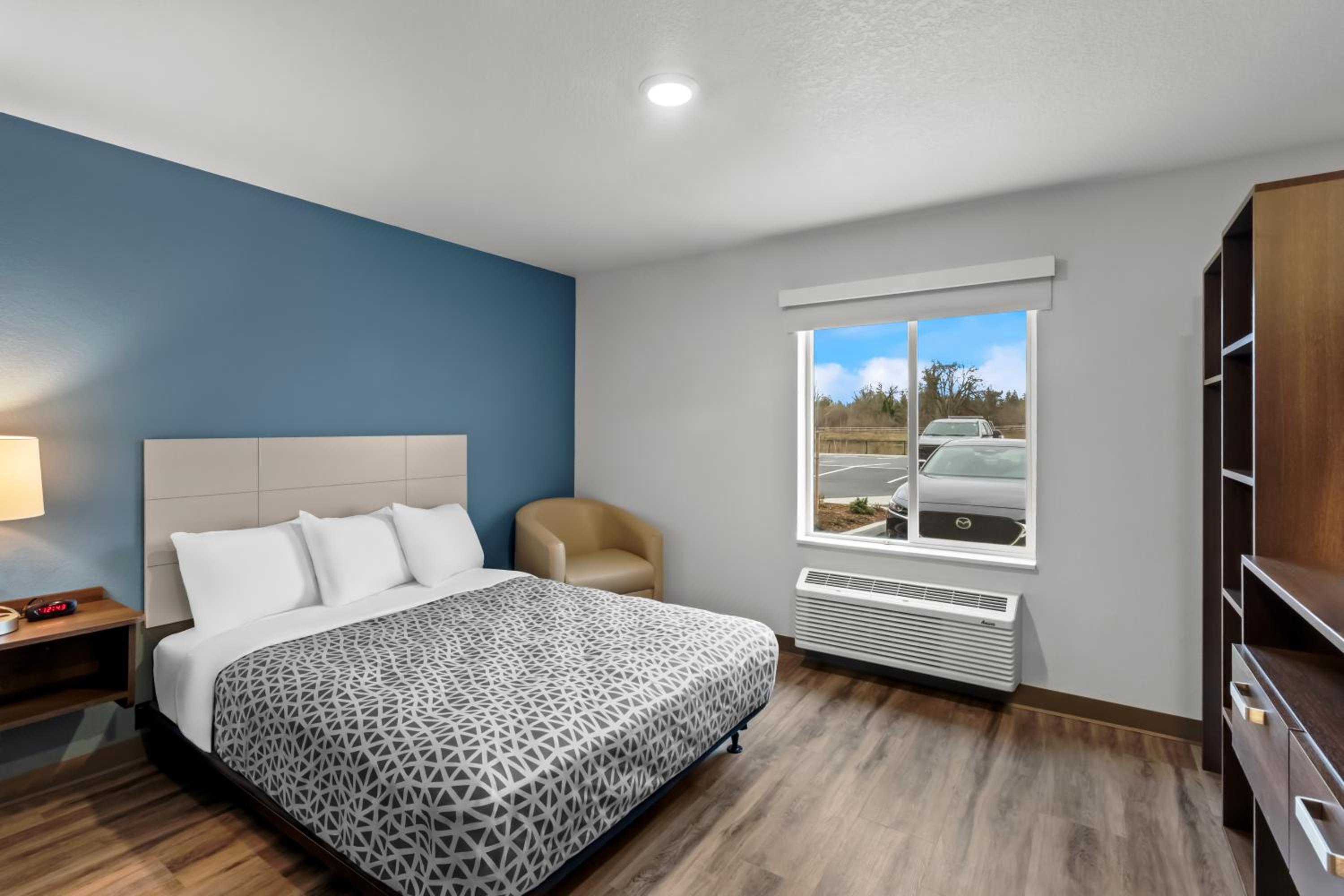 King Suite with Sofa bed - Disability Access/Non Smoking photo 3