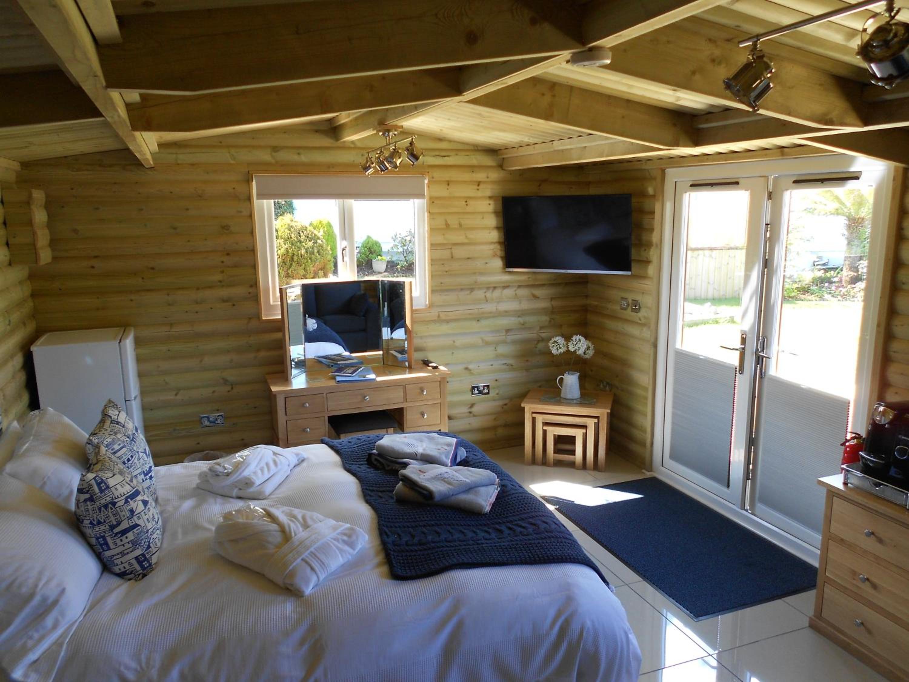 Deluxe One-Bedroom Log Cabin - Photo 10