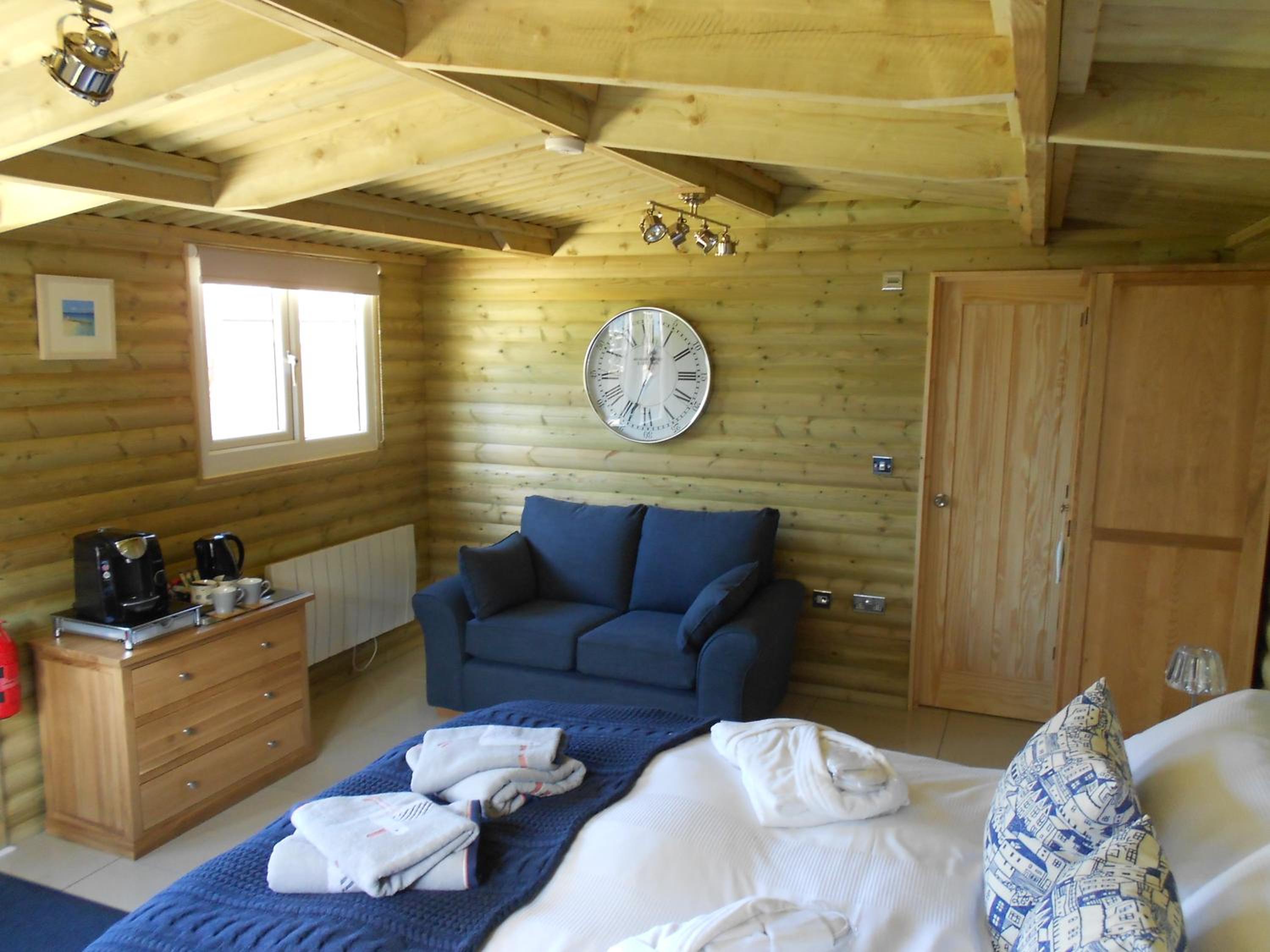 Deluxe One-Bedroom Log Cabin - Photo 9