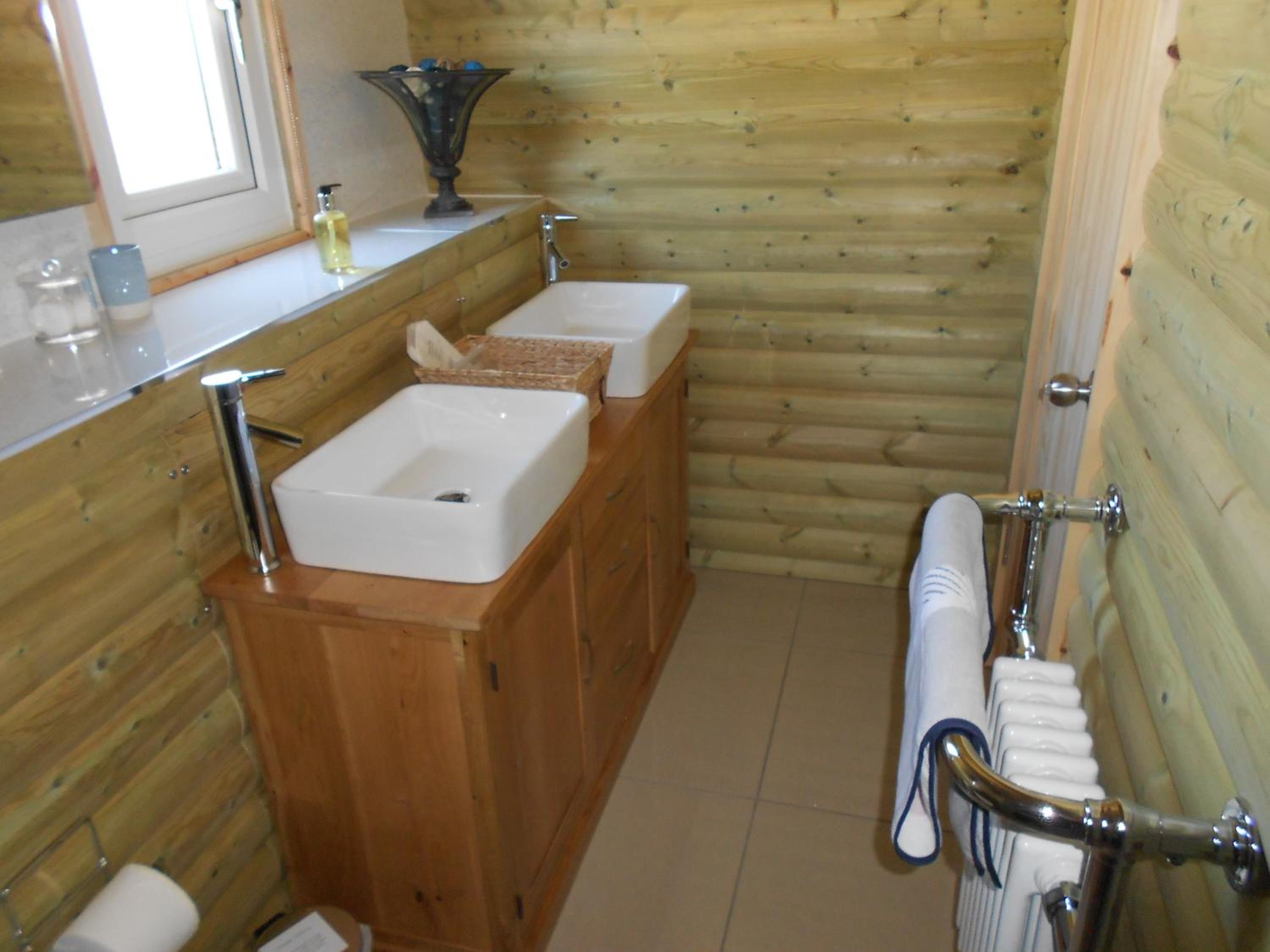Deluxe One-Bedroom Log Cabin - Photo 7