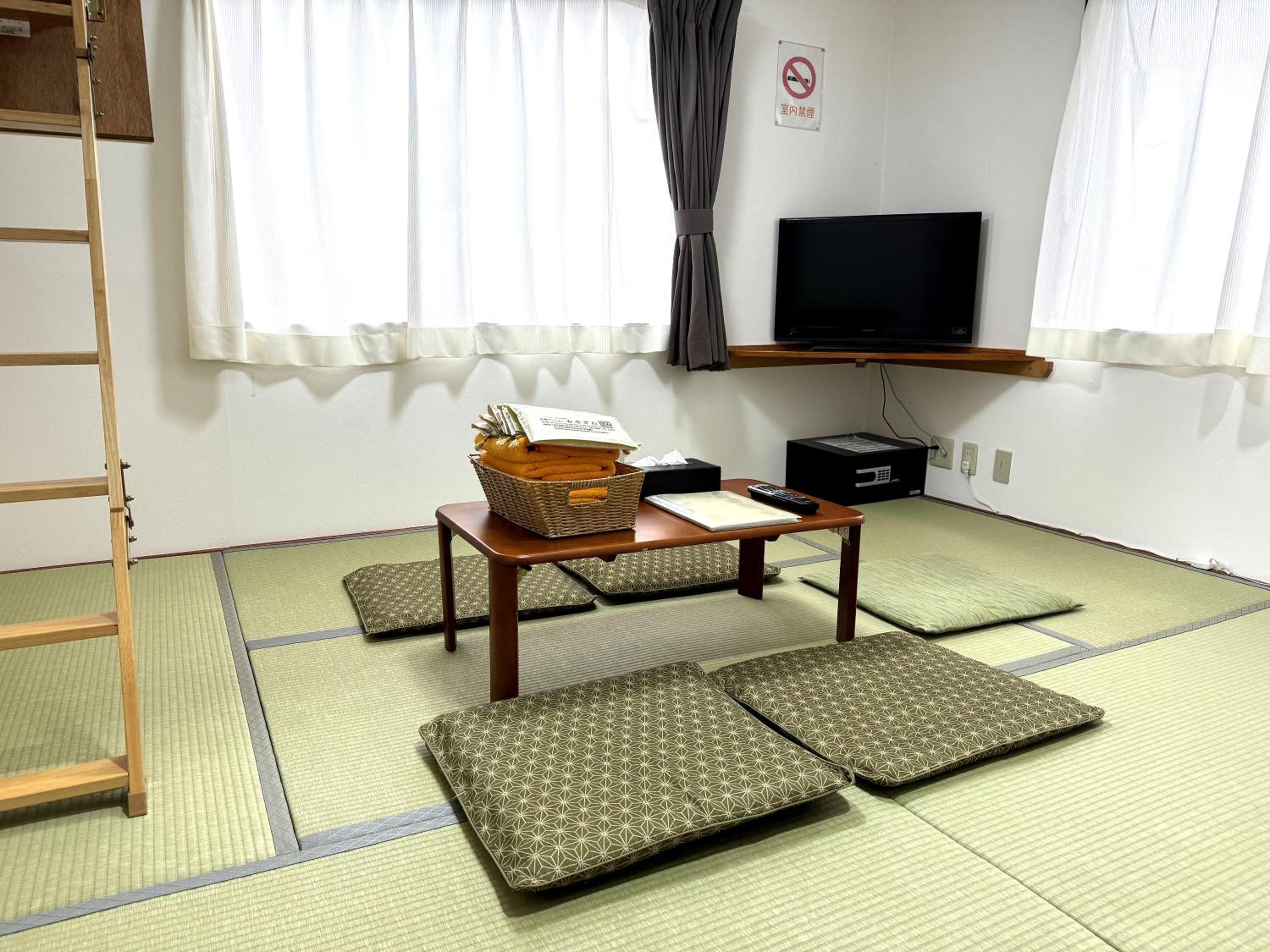 Economy Quadruple Room with Shared Bathroom photo 2