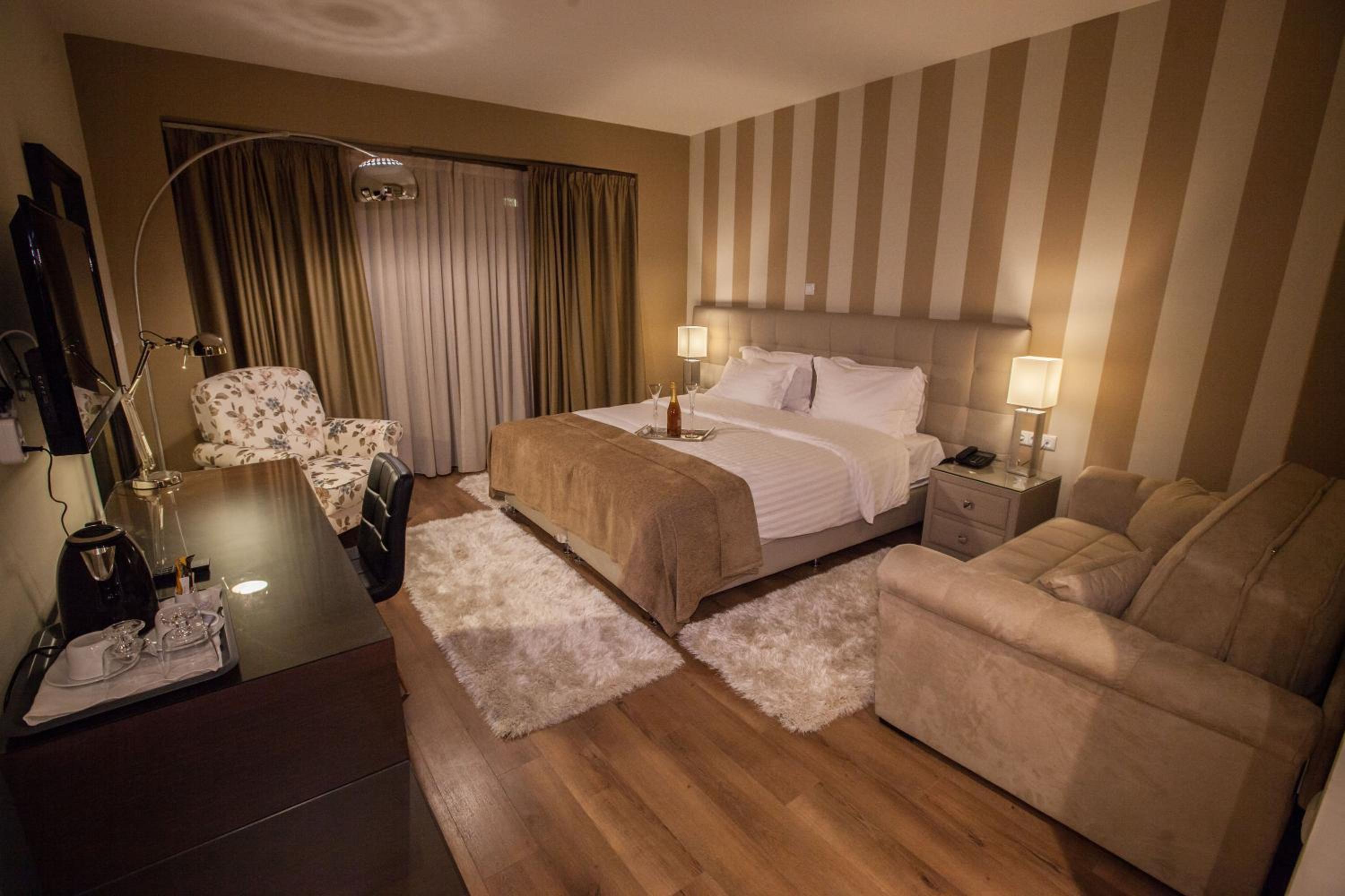 Deluxe Room with Balcony photo 1