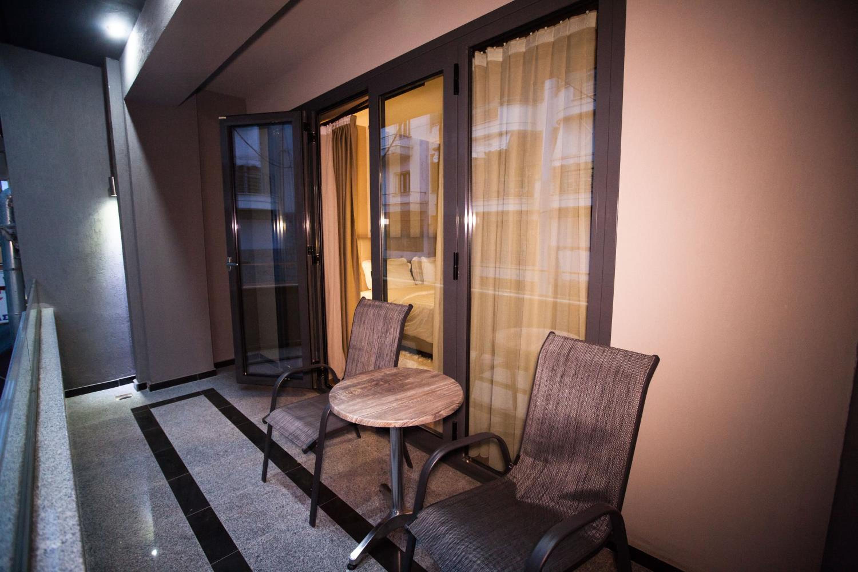 Deluxe Room with Balcony photo 2