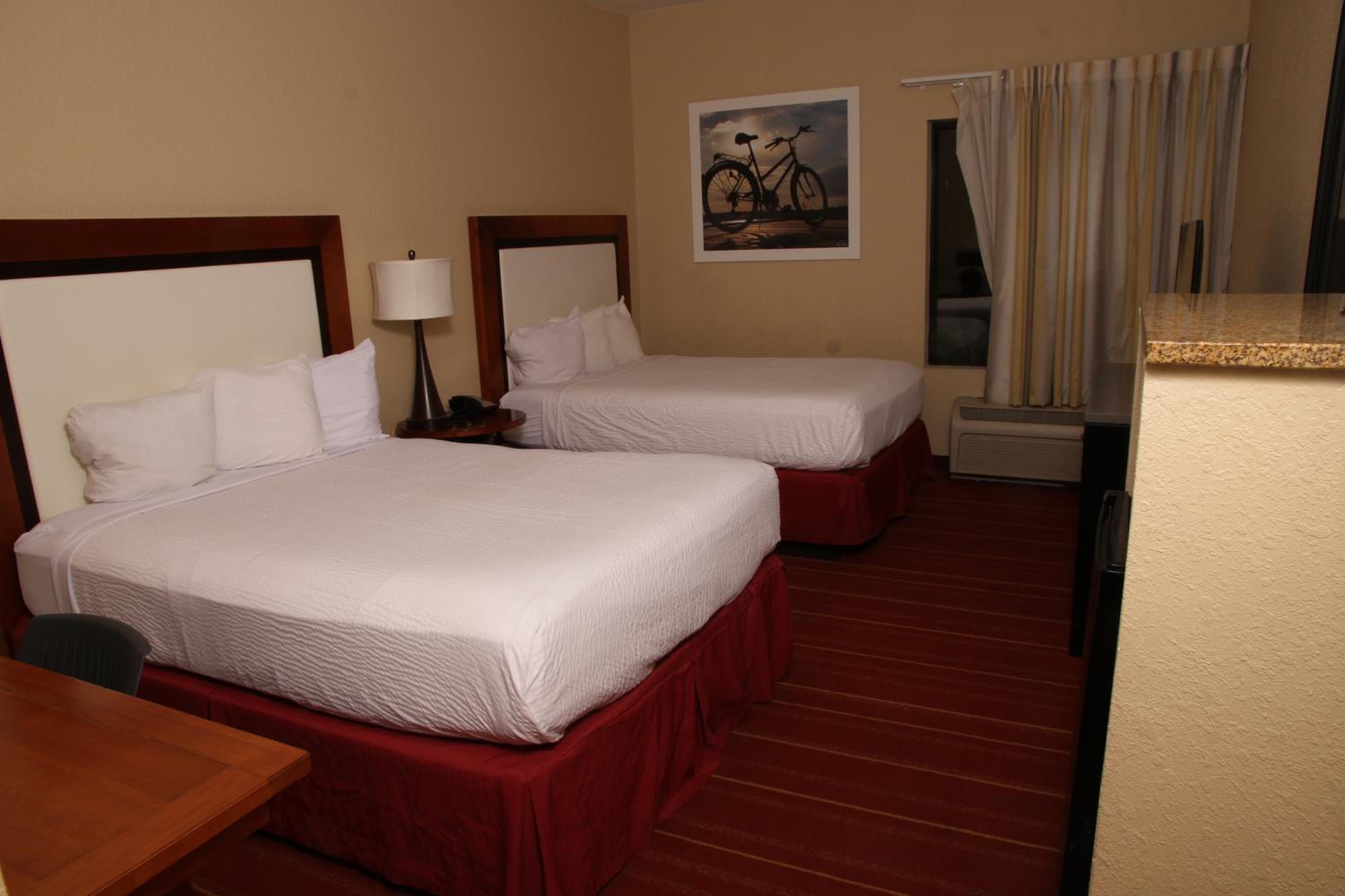Queen Room with Two Queen Beds - Non-Smoking photo 2