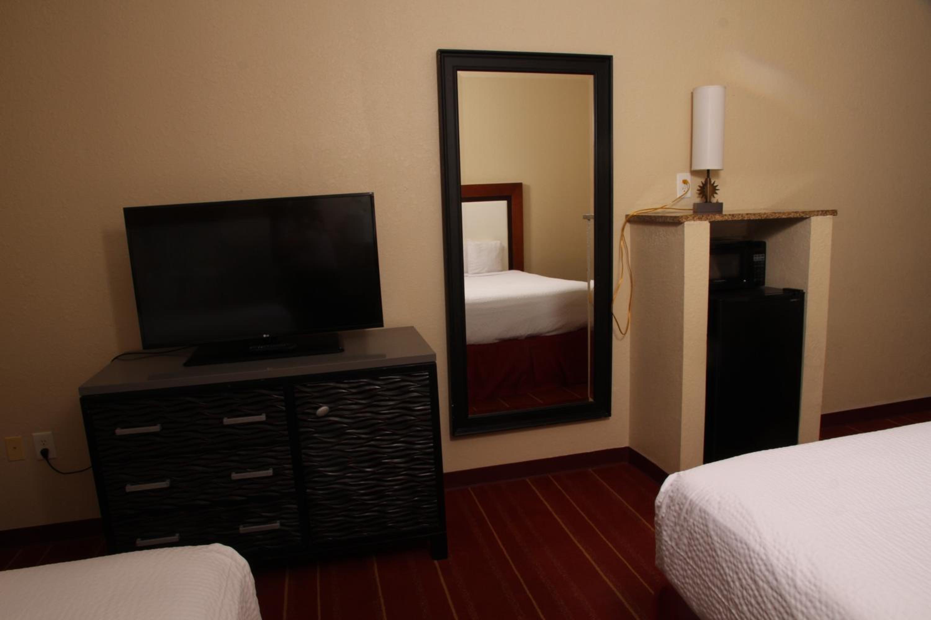 Queen Room with Two Queen Beds - Non-Smoking photo 3