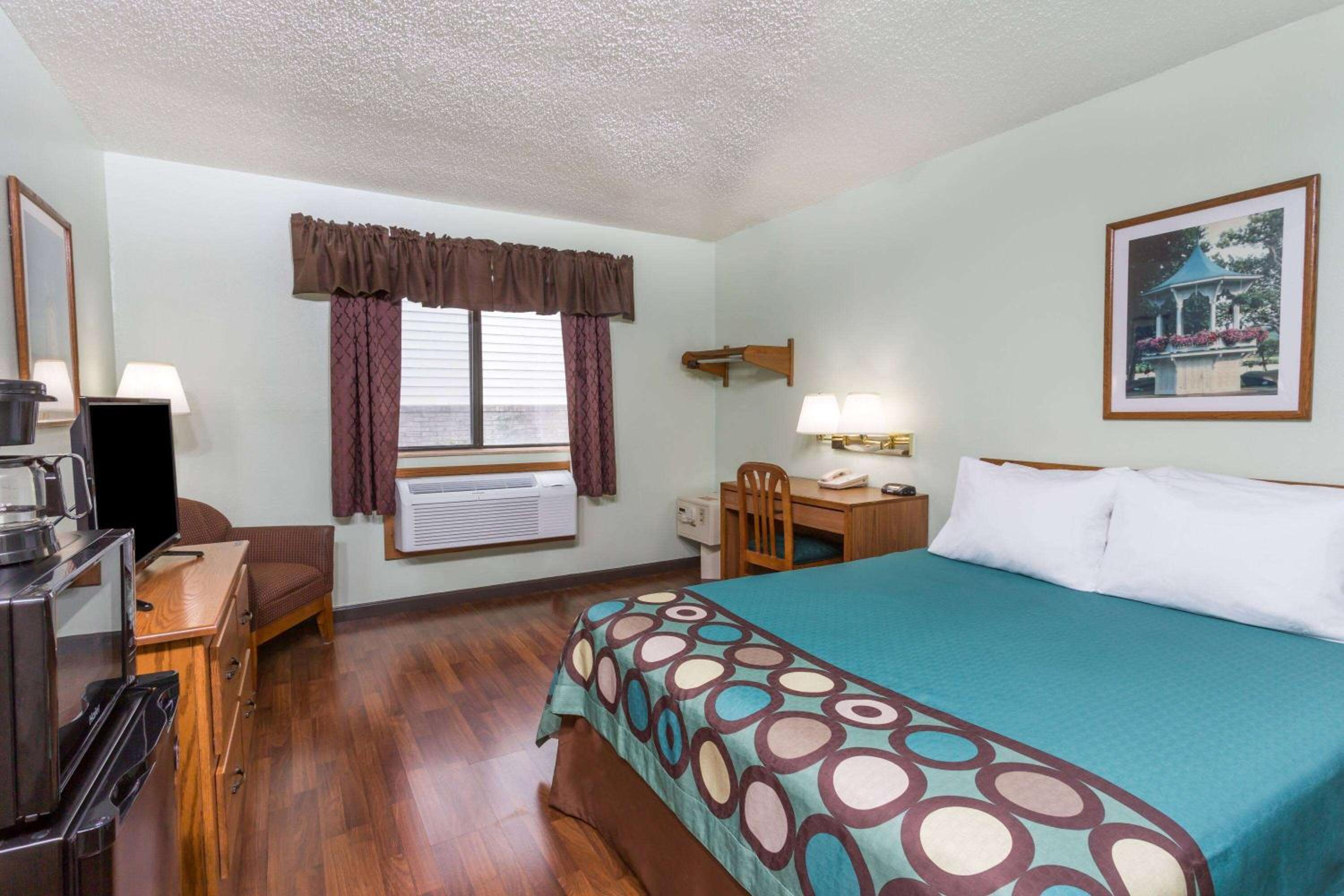 Queen Room with Tub with Grab Bars - Mobility Access - Pet-Friendly/Non-Smoking - Photo 1