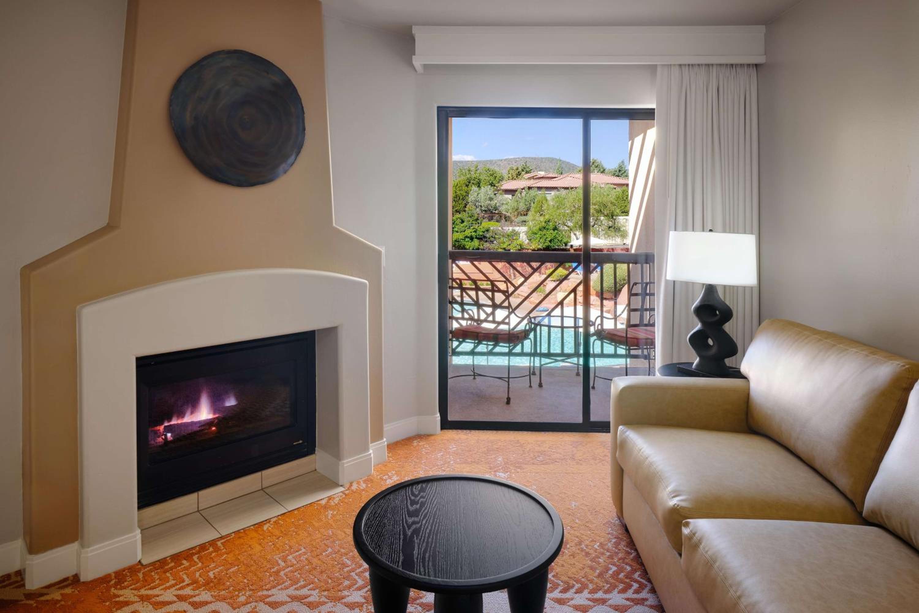 King Suite With Balcony - Pool View - Photo 2