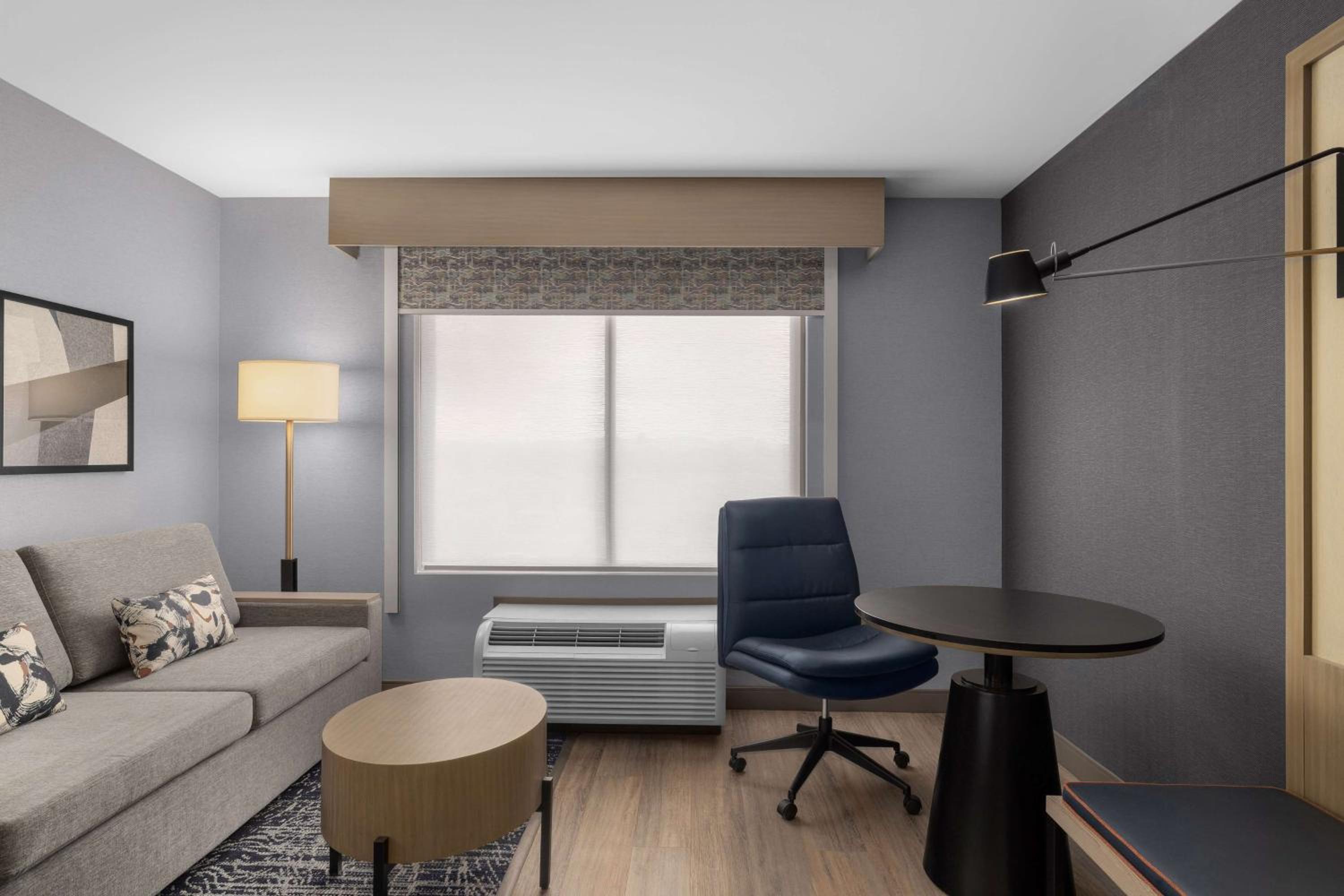 Deluxe King Room with Sofa Bed and Tub - Non-Smoking - Mobility Accessible - Photo 3