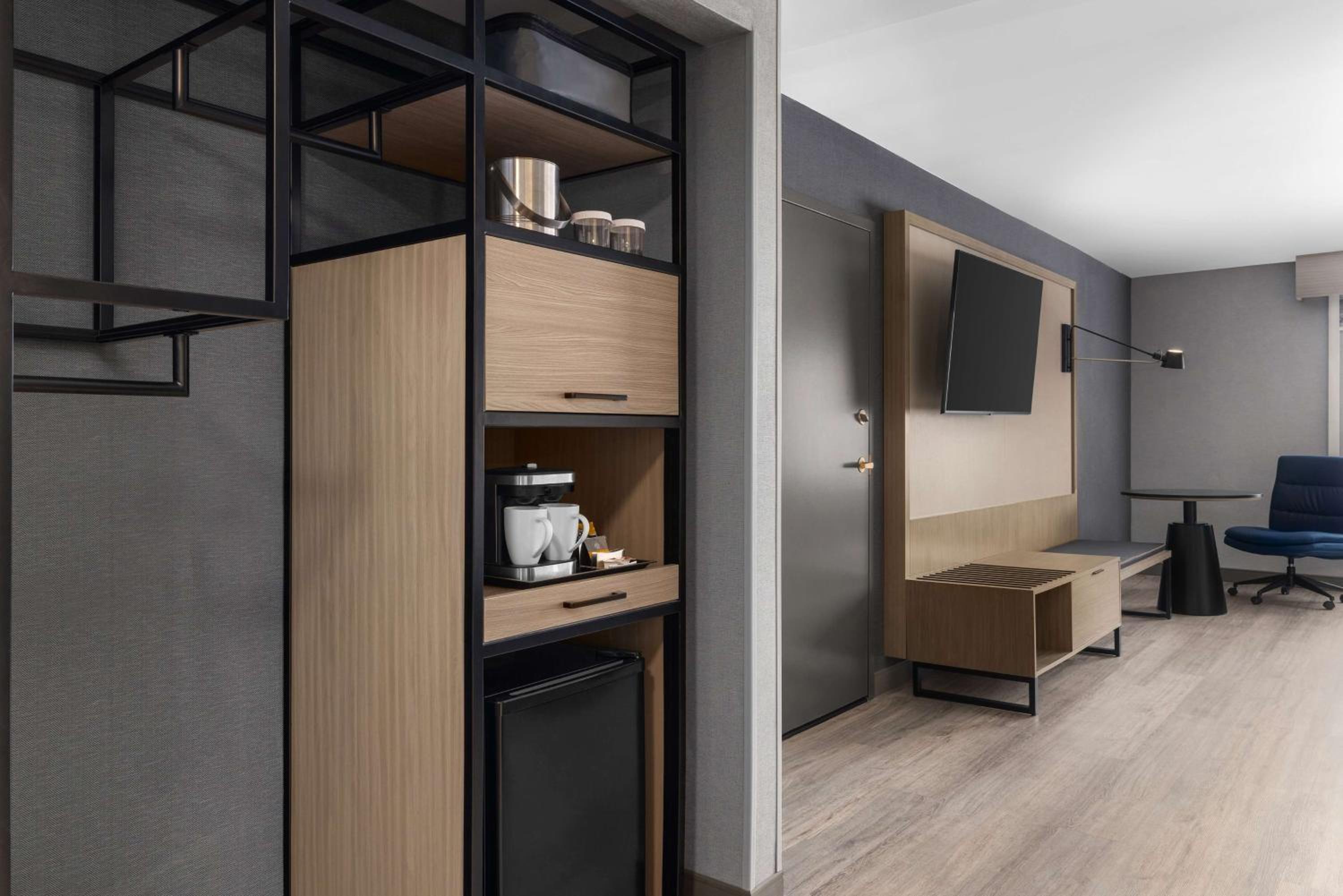 Deluxe Queen Room with Two Queen Beds - Photo 7