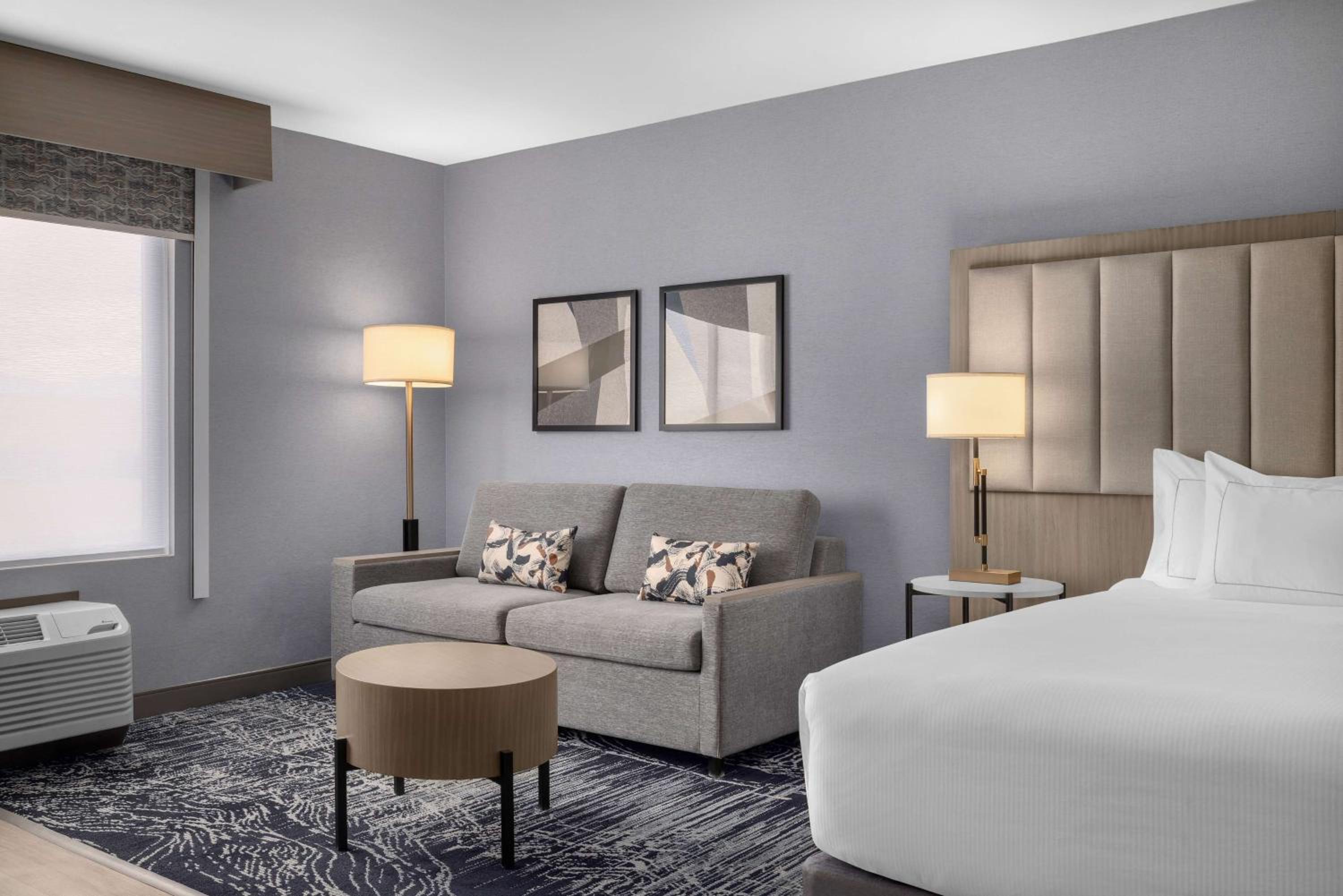 Deluxe King Room with Sofa Bed and Tub - Non-Smoking - Mobility Accessible - Photo 5
