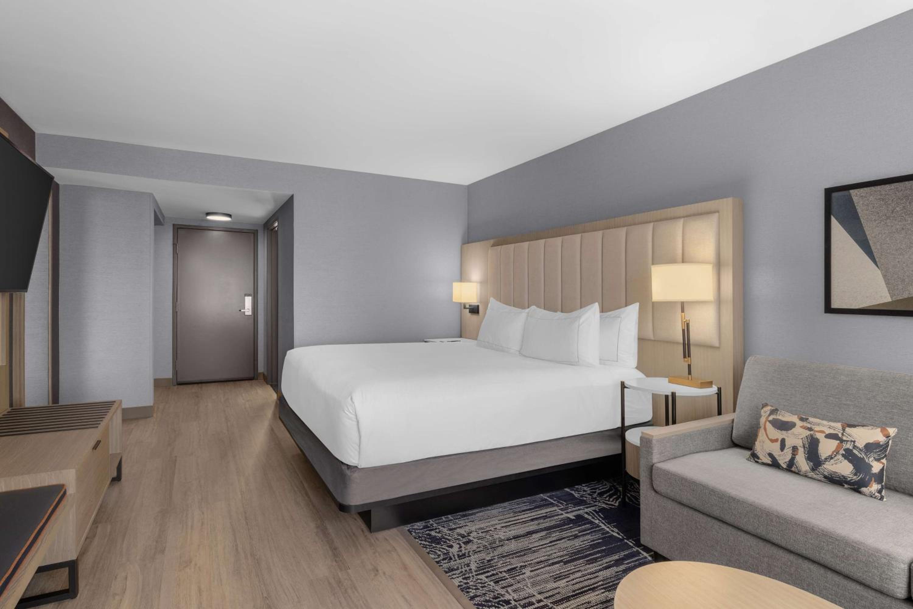 Deluxe King Room with Sofa Bed and Tub - Non-Smoking - Mobility Accessible - Photo 6