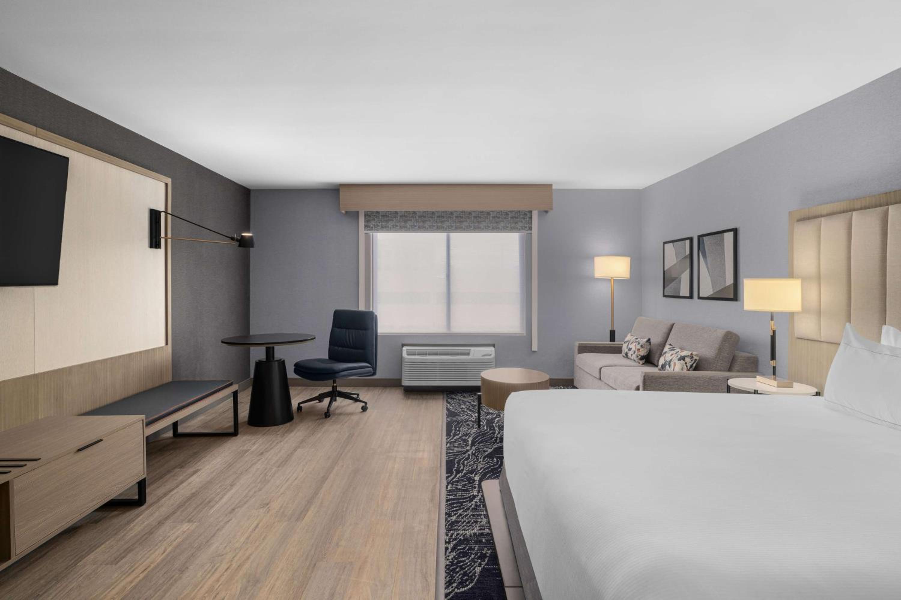 Deluxe King Room with Sofa Bed and Tub - Non-Smoking - Mobility Accessible - Photo 9