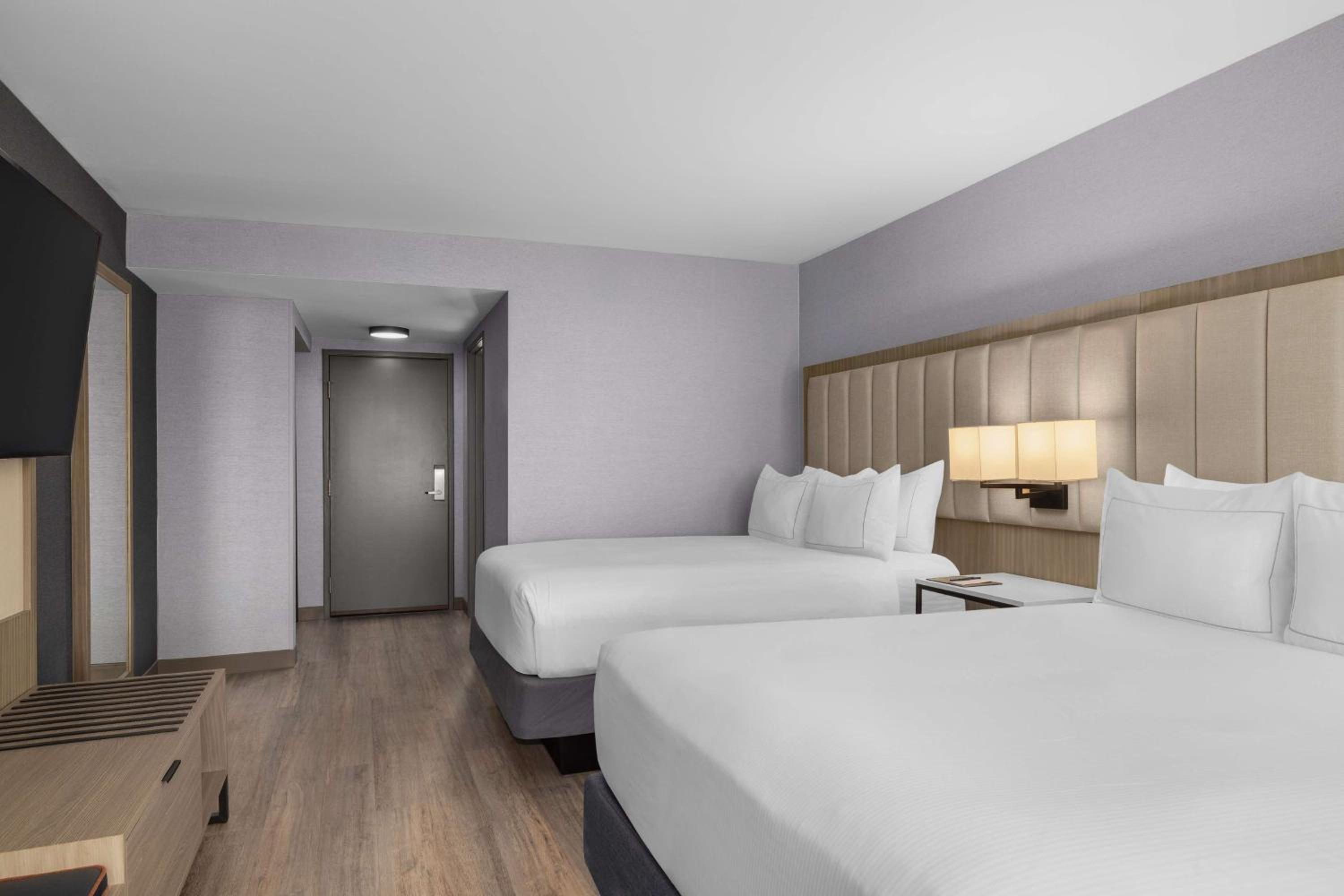 Deluxe Queen Room with Two Queen Beds - Photo 3