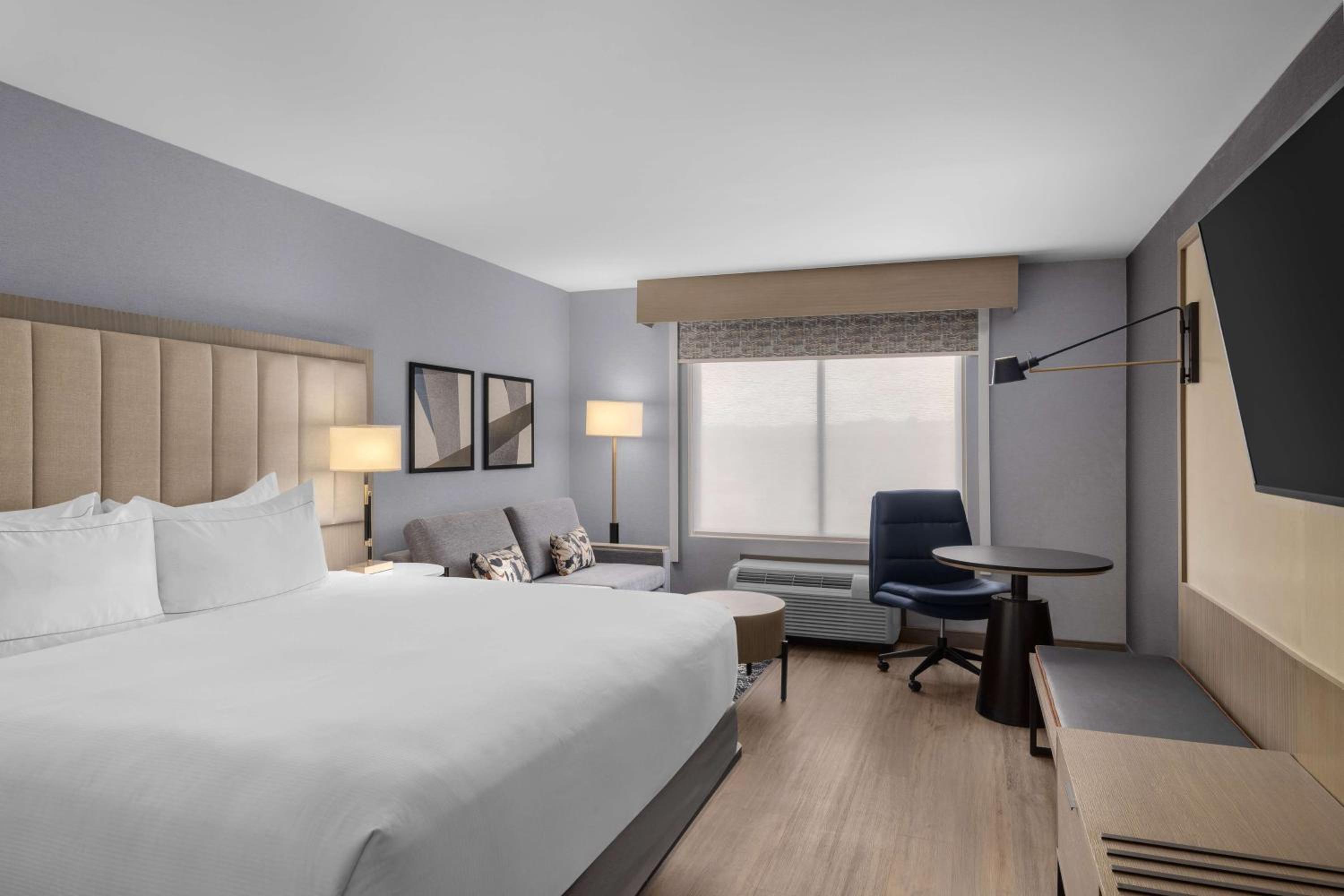 Deluxe King Room with Sofa Bed and Tub - Non-Smoking - Mobility Accessible - Photo 10