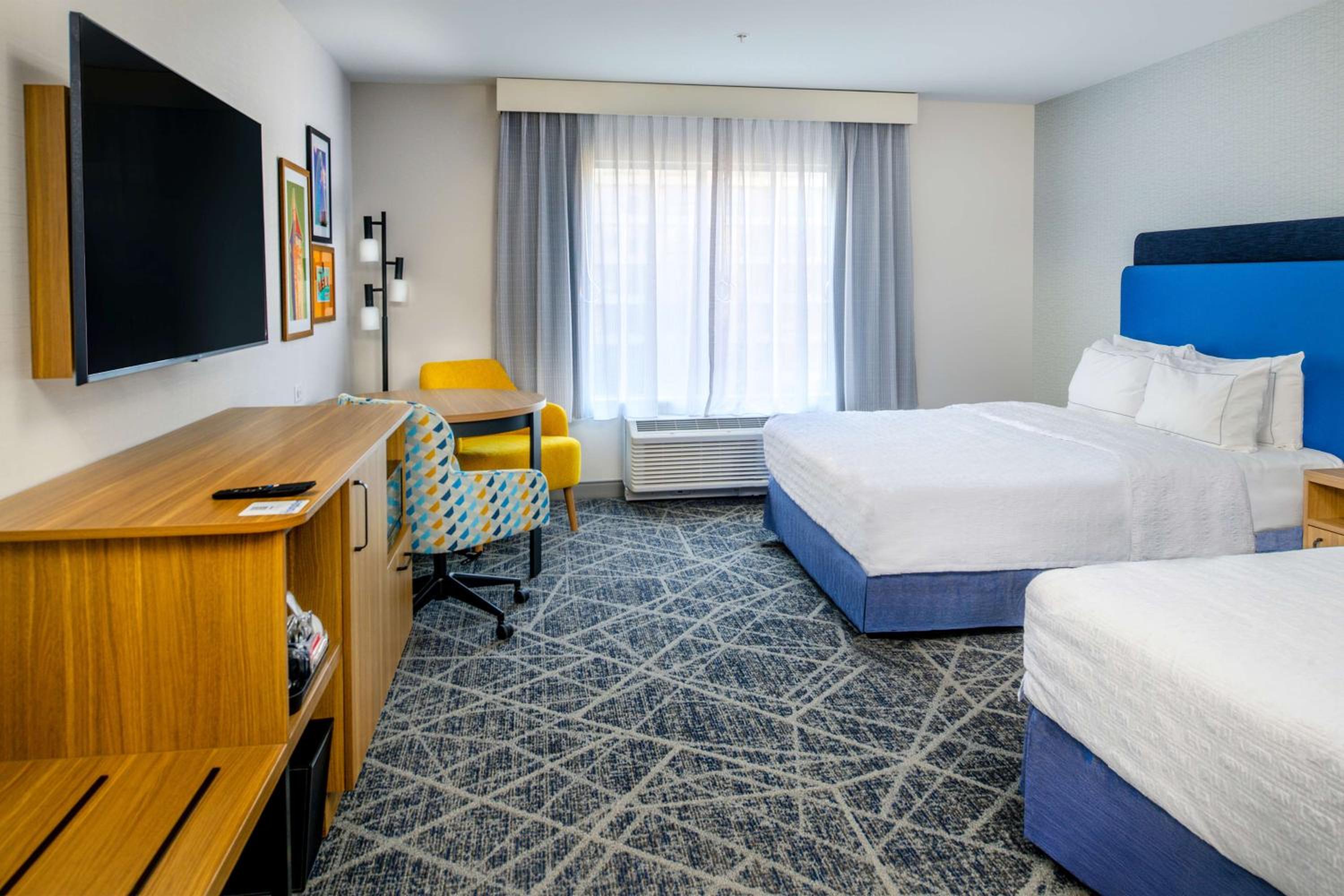 Queen Room with Two Queen Beds and Transfer Shower - Mobility/Hearing Accessible - Photo 4