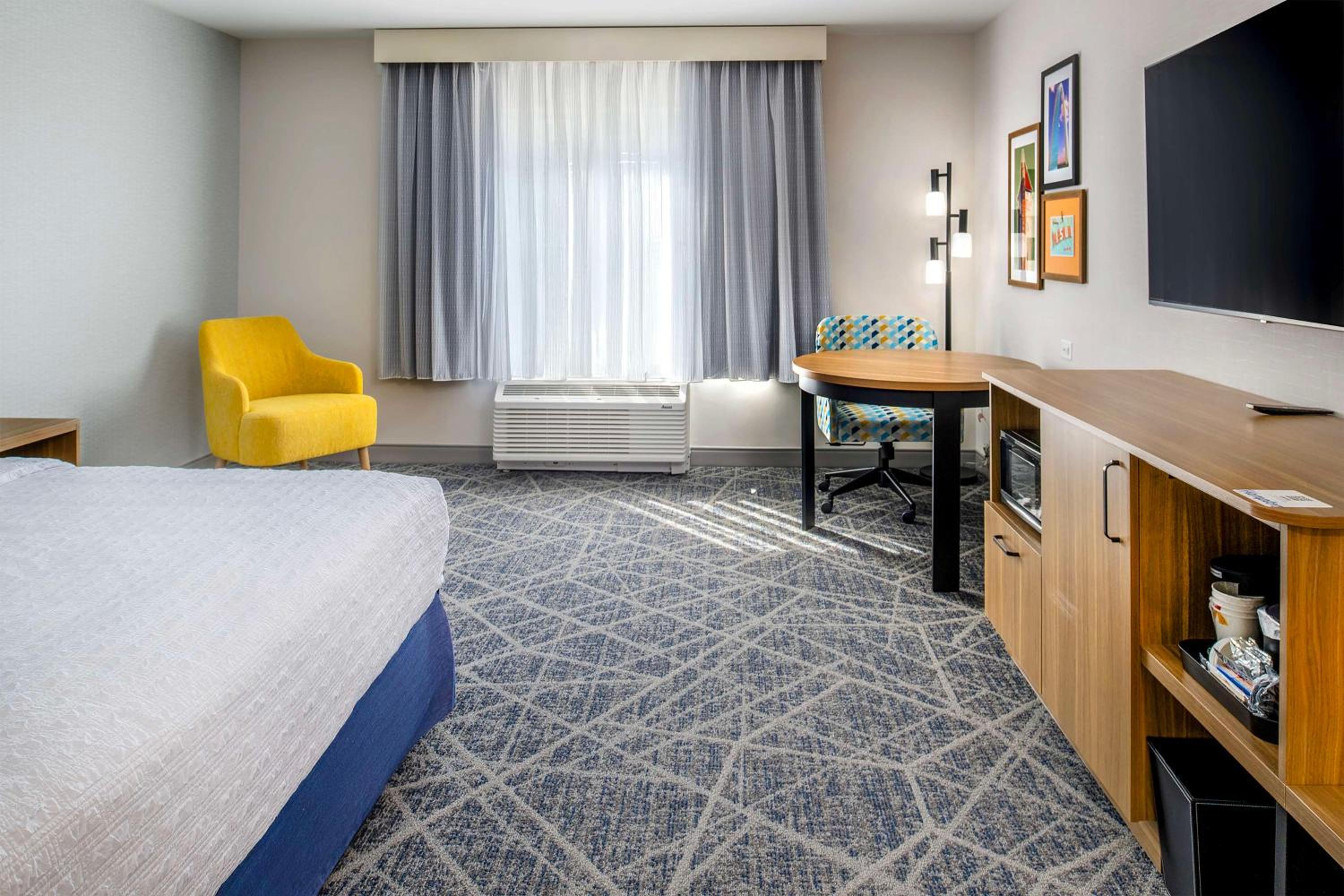 King Room with One King Bed and Transfer Shower - Mobility/Hearing Accessible - Photo 7