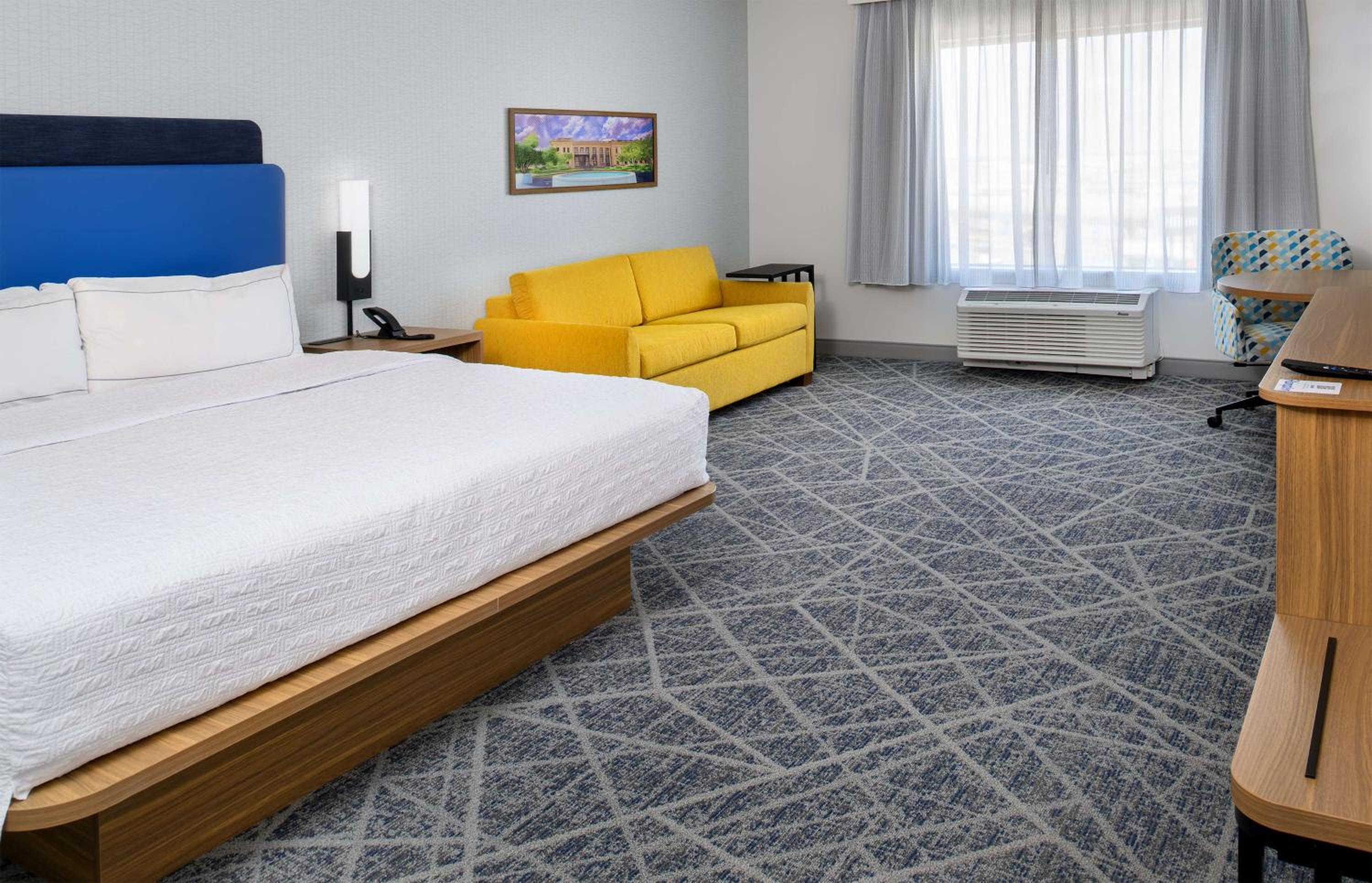 King Room with Sofa Bed - Non-Smoking - Photo 8