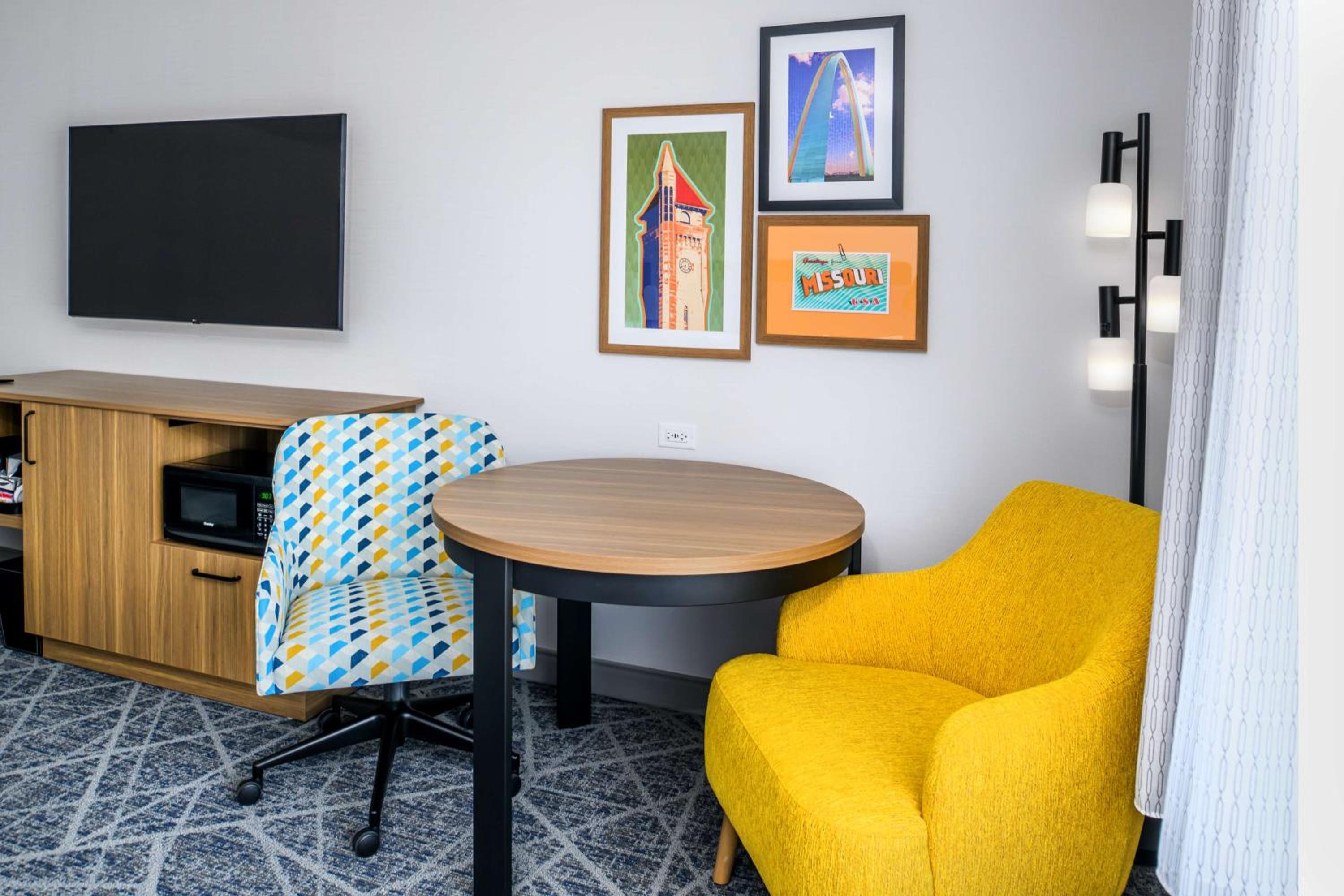 Queen Room with Two Queen Beds and Transfer Shower - Mobility/Hearing Accessible - Photo 3