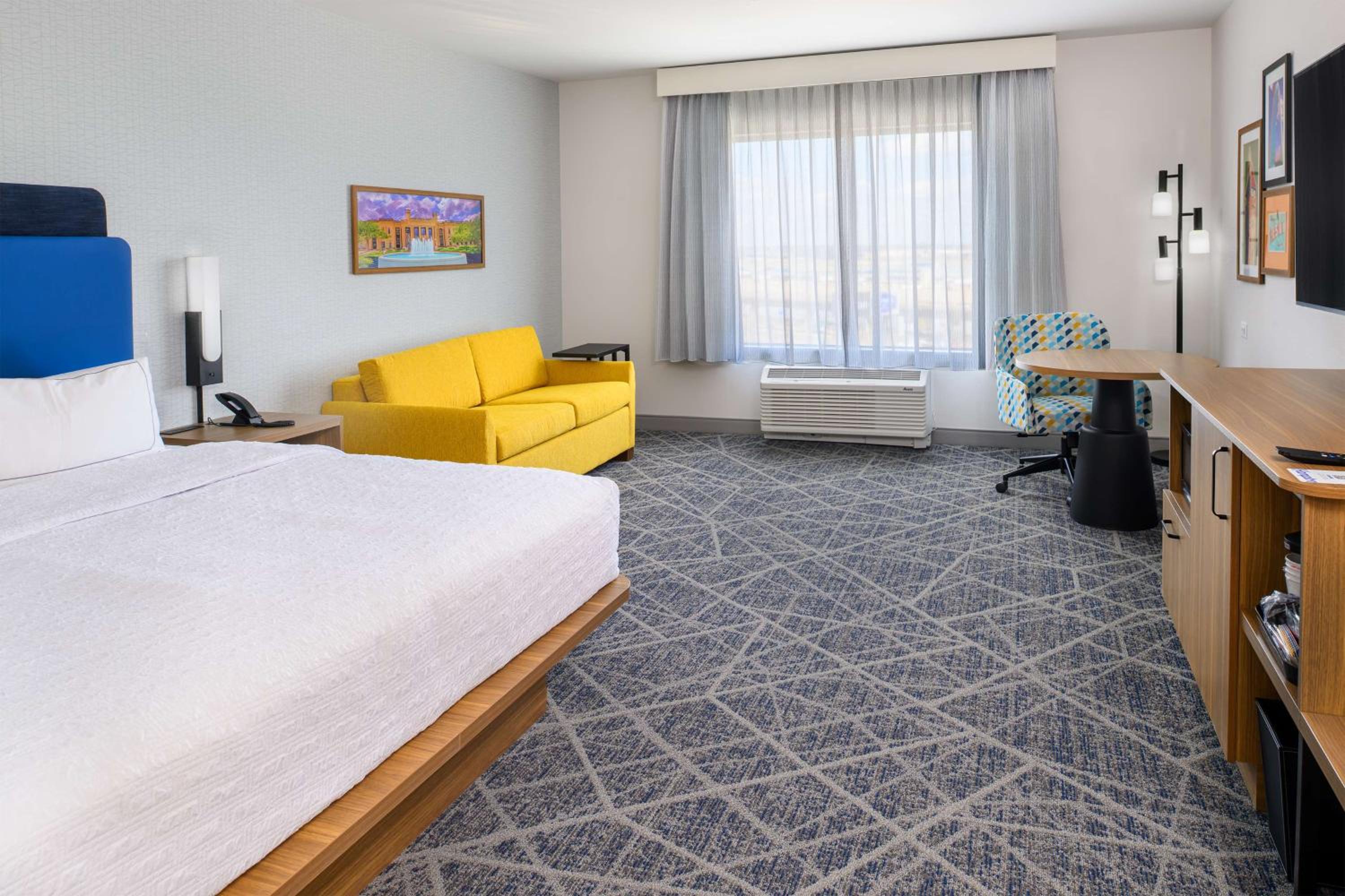 King Room with Sofa Bed - Non-Smoking - Photo 7