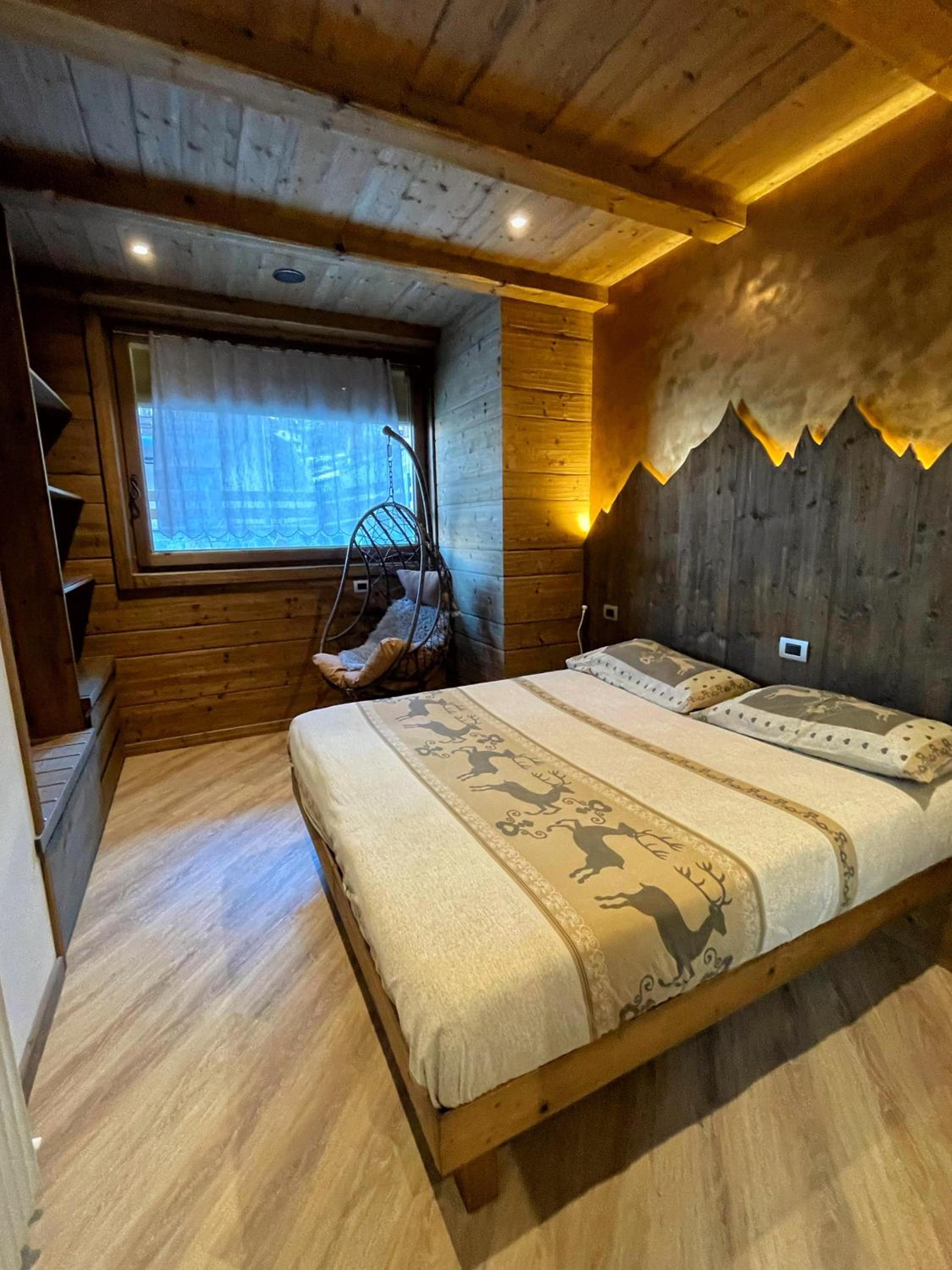 Two-Bedroom Deluxe Apartment - Photo 16