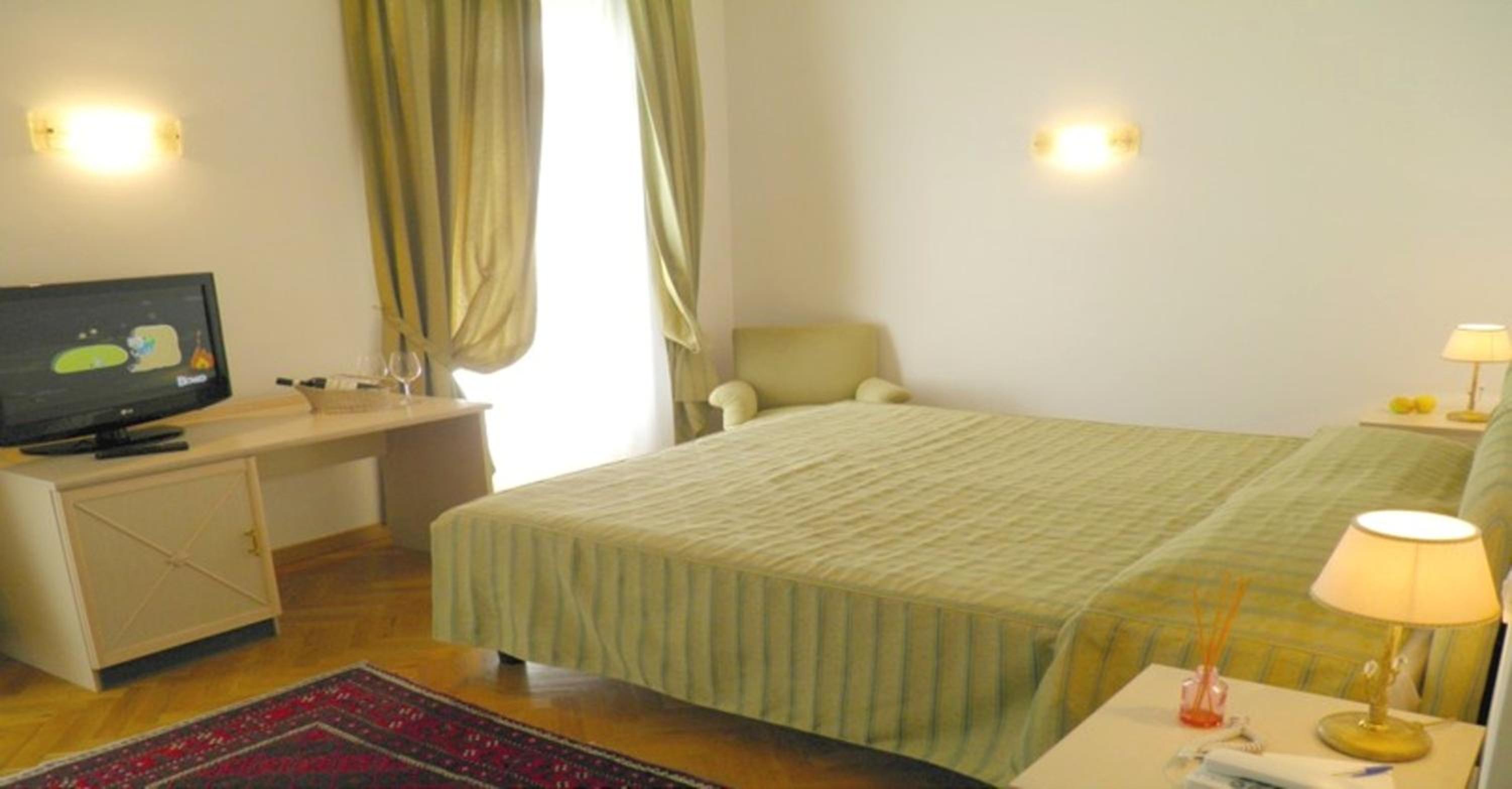 Deluxe Double or Twin Room - Photo 11
