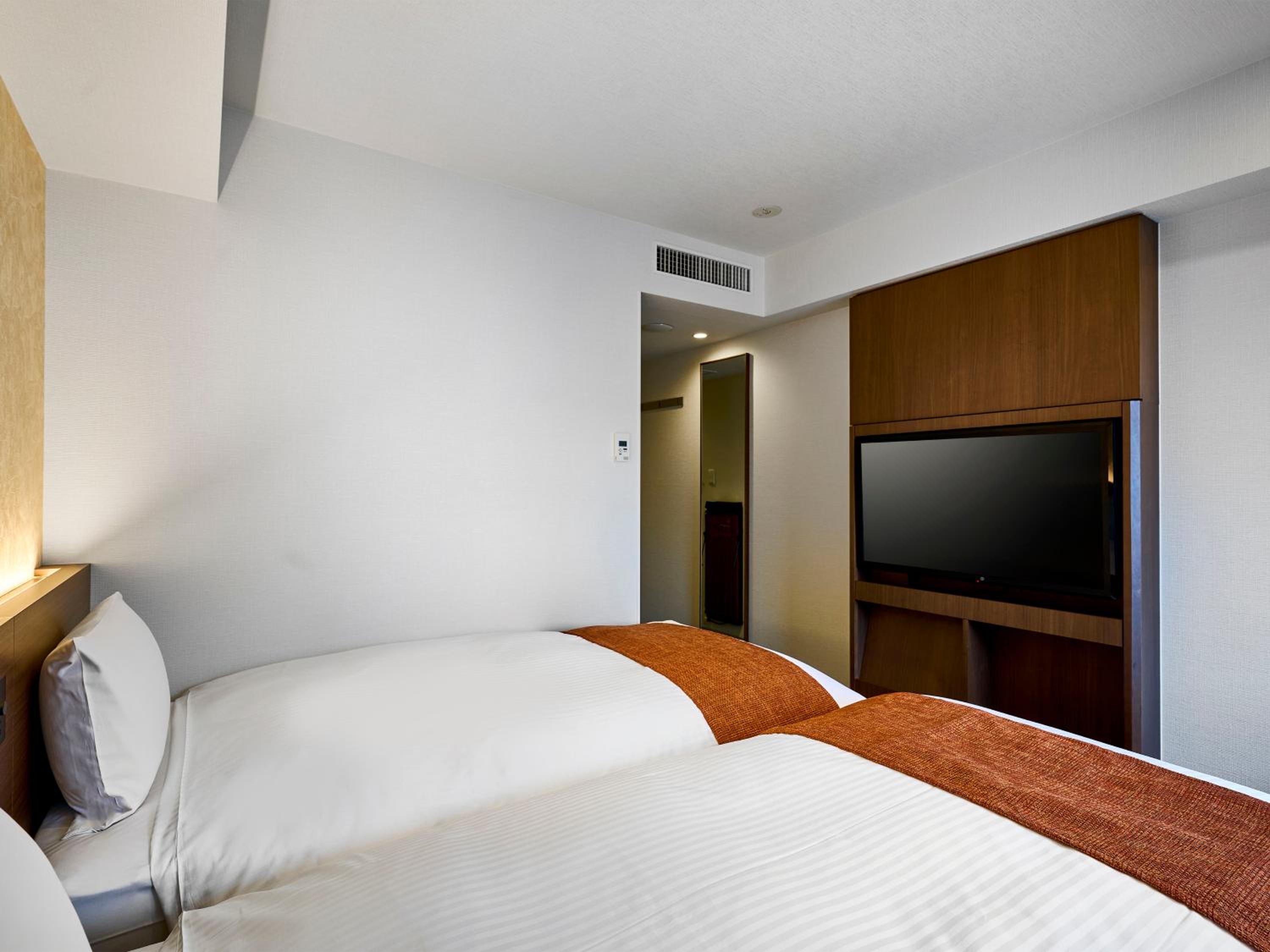 Compact Twin Room with No Desk - Non-Smoking