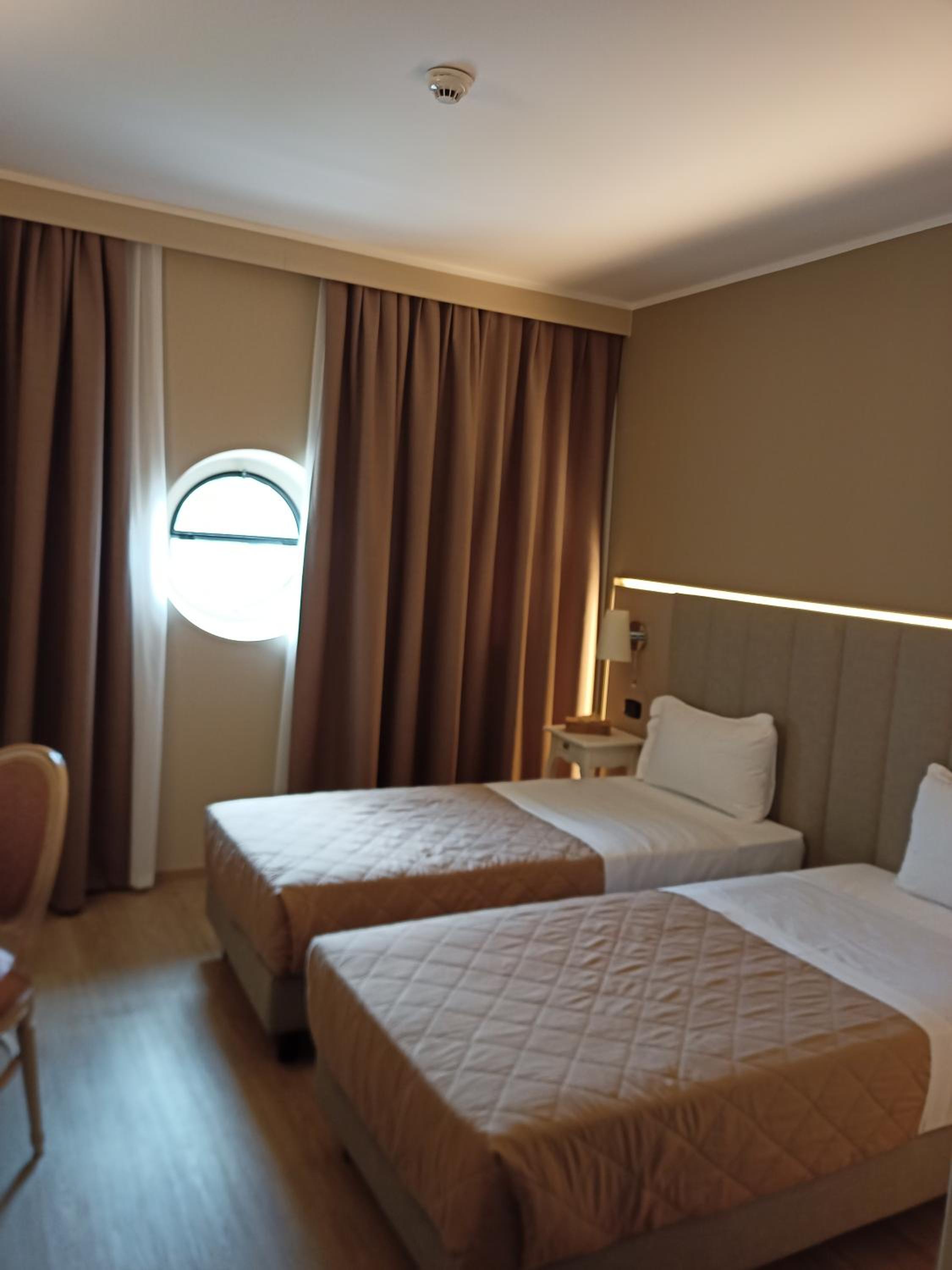 Twin Room - Photo 3