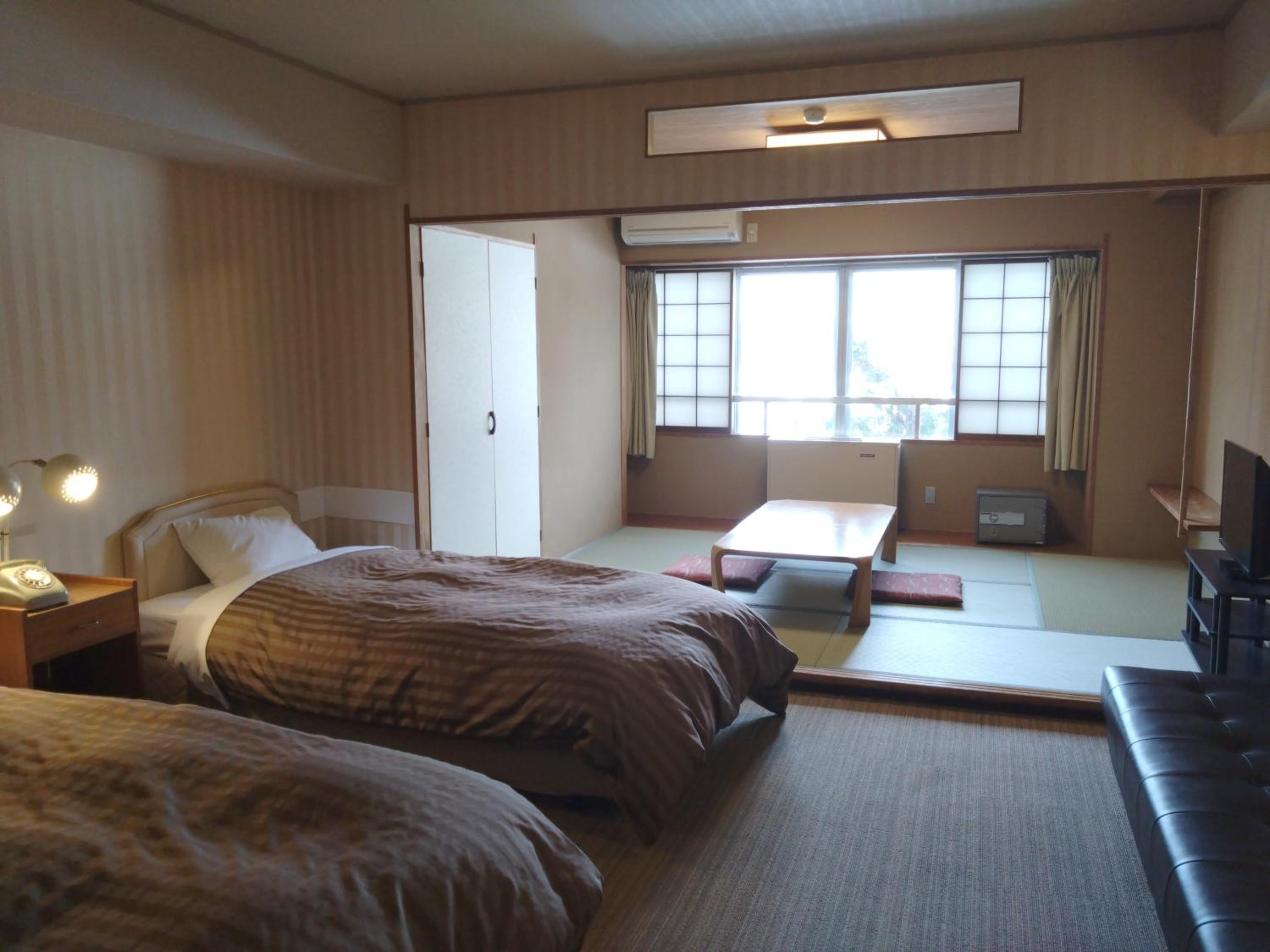 Standard Twin Room with Mountain View