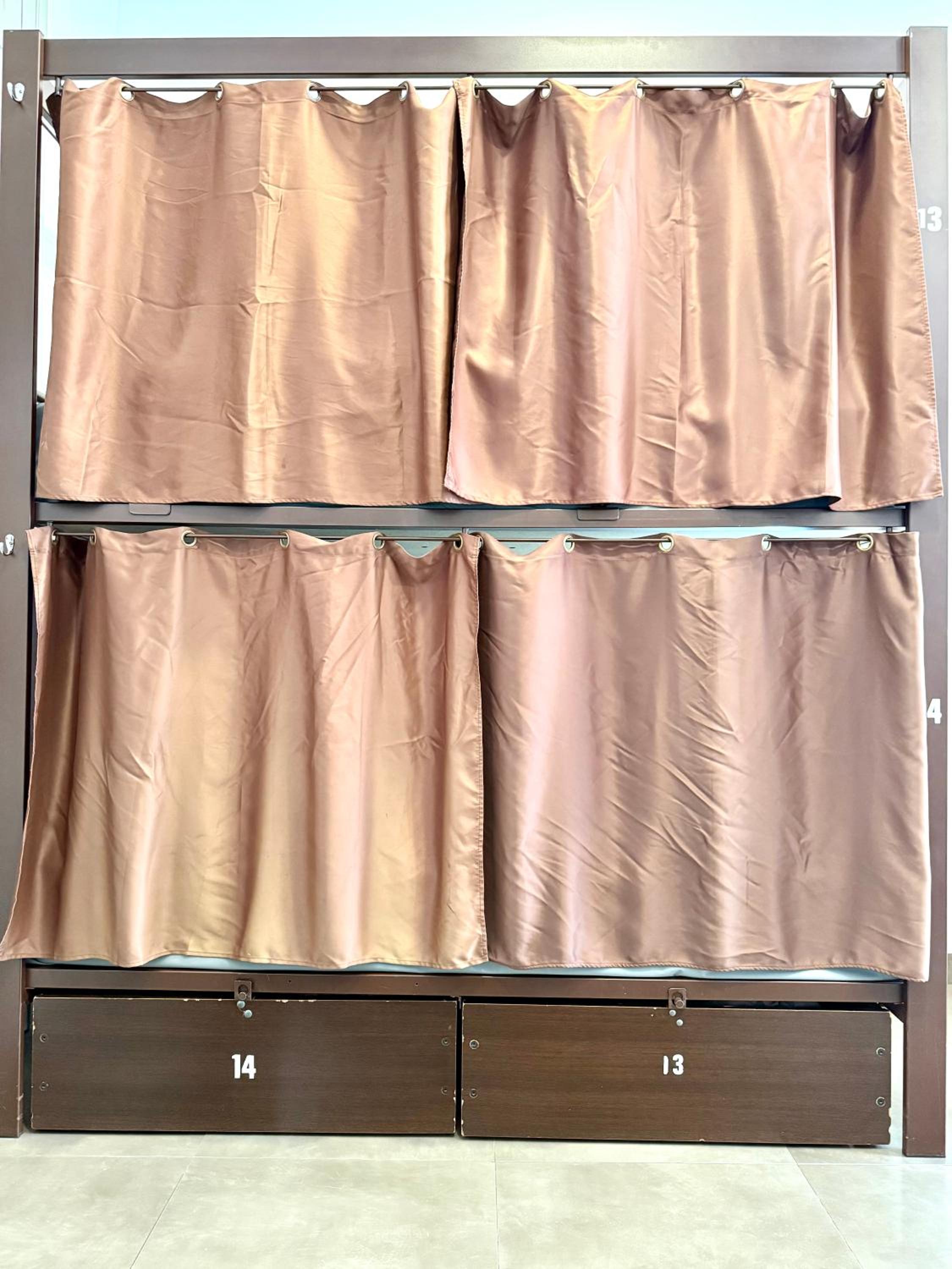 Cama en habitación compartida para 6 personas.
