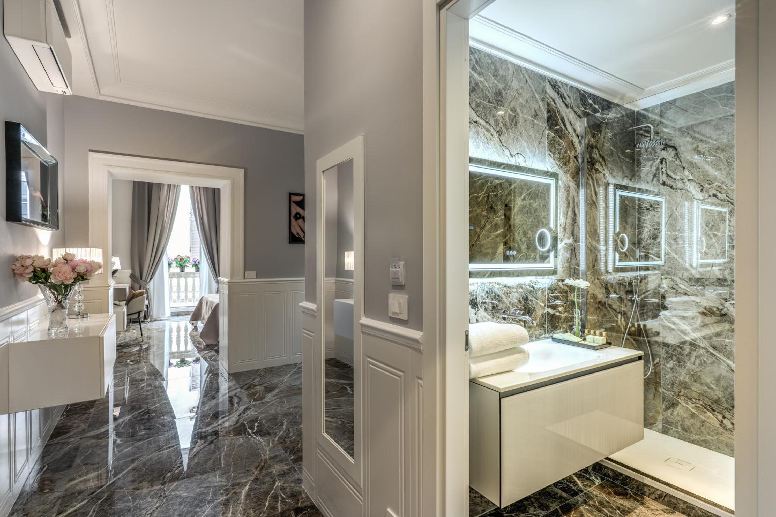 Deluxe King Suite photo 3