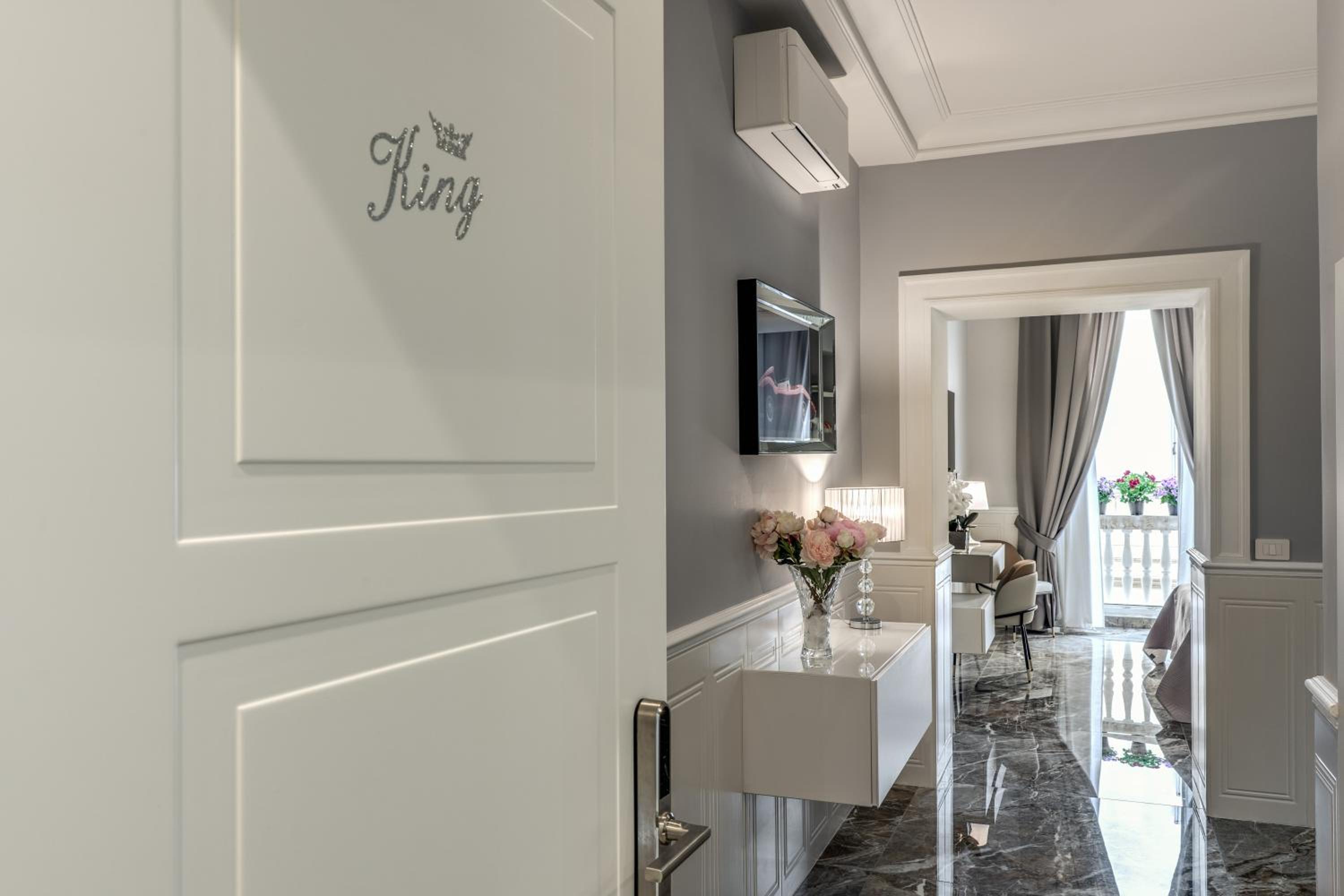 Deluxe King Suite photo 2