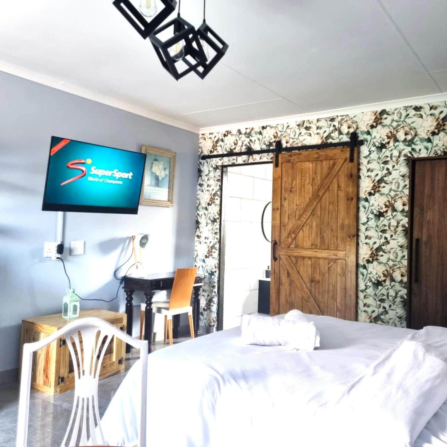 Executive Suite - Photo 2