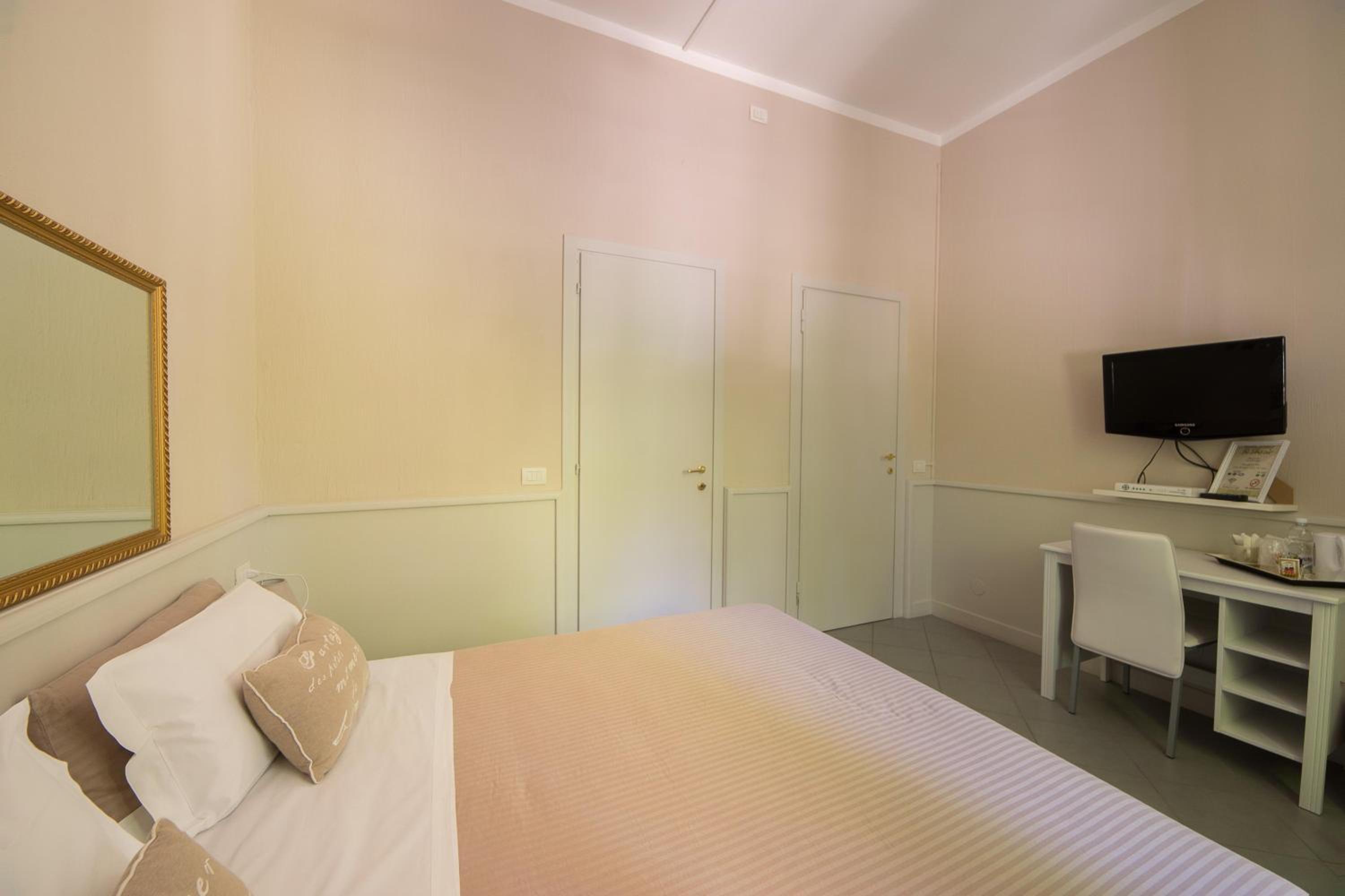 Double Room with Private Bathroom photo 3