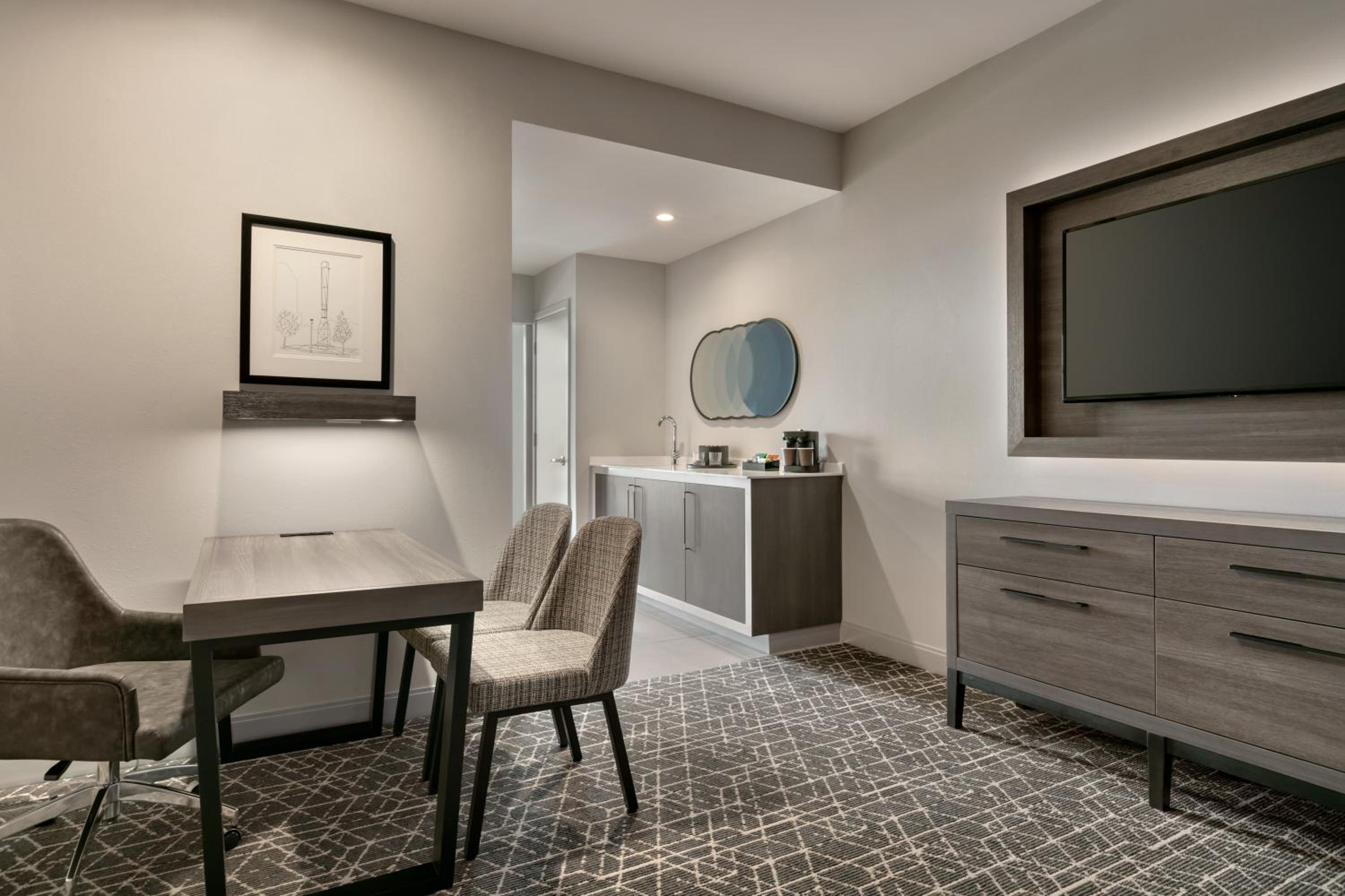 Two-Room King Suite with Balcony and Bath Tub - Mobility/Hearing Access - Photo 4