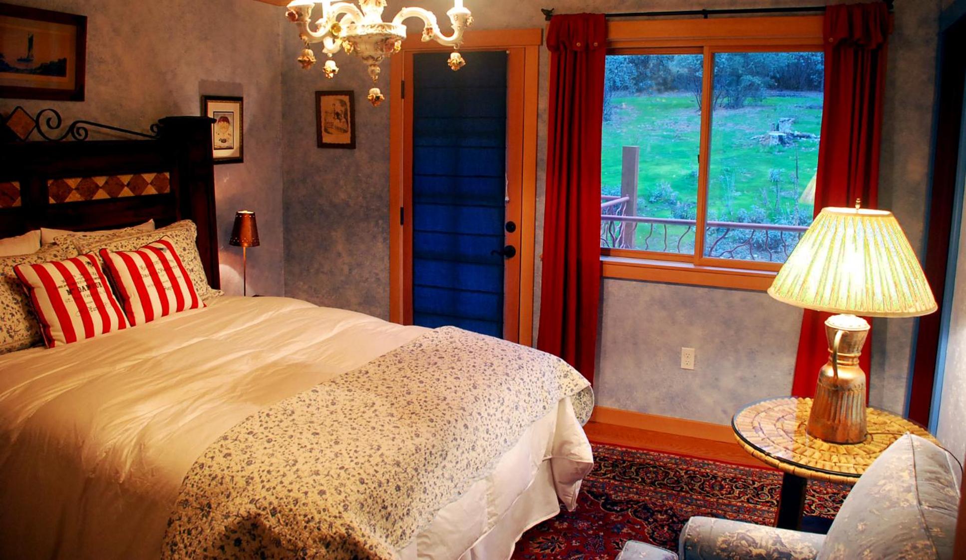 Queen Room with Balcony photo 1