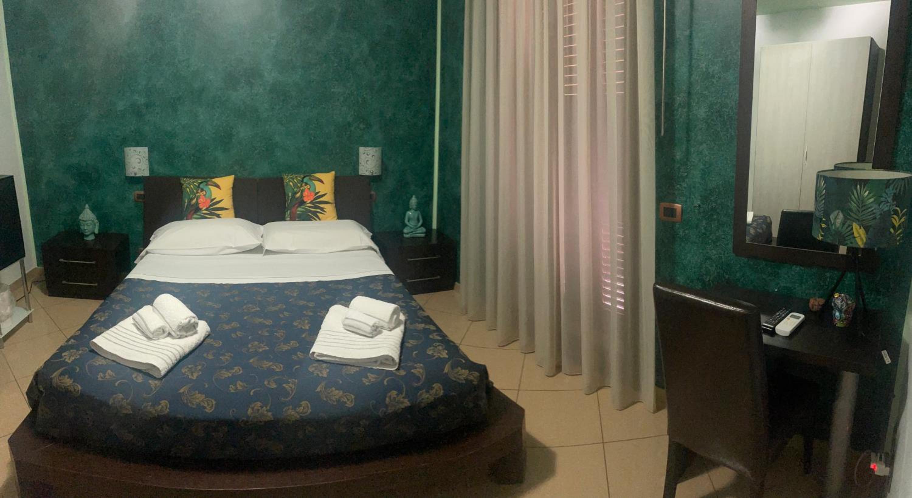 King Room with Balcony - Photo 2