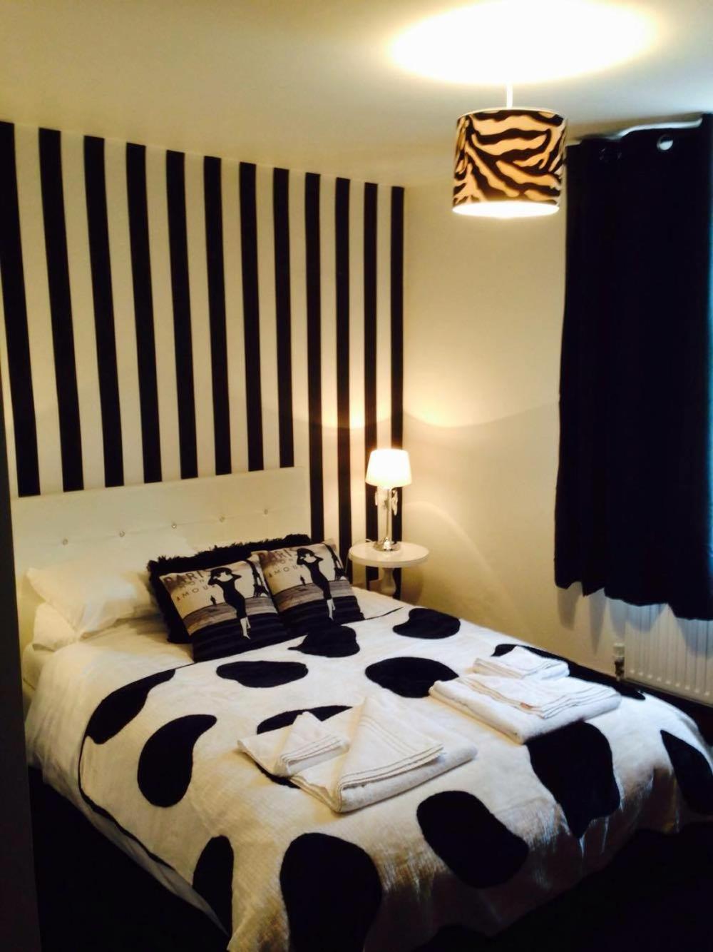 Double Room with Bathroom - Photo 1