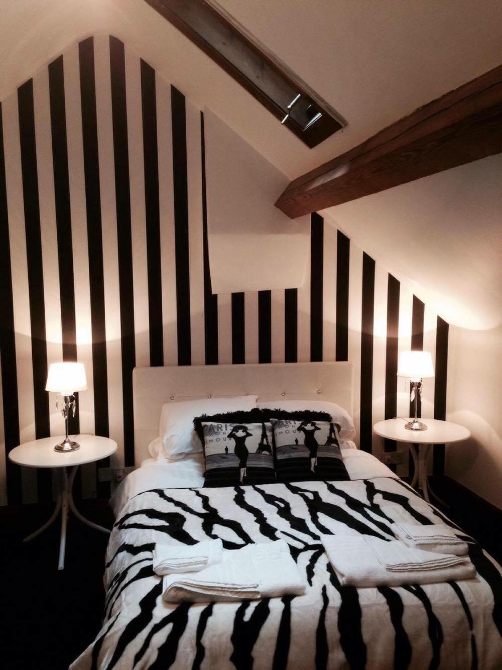 Double Room with Bathroom - Photo 3