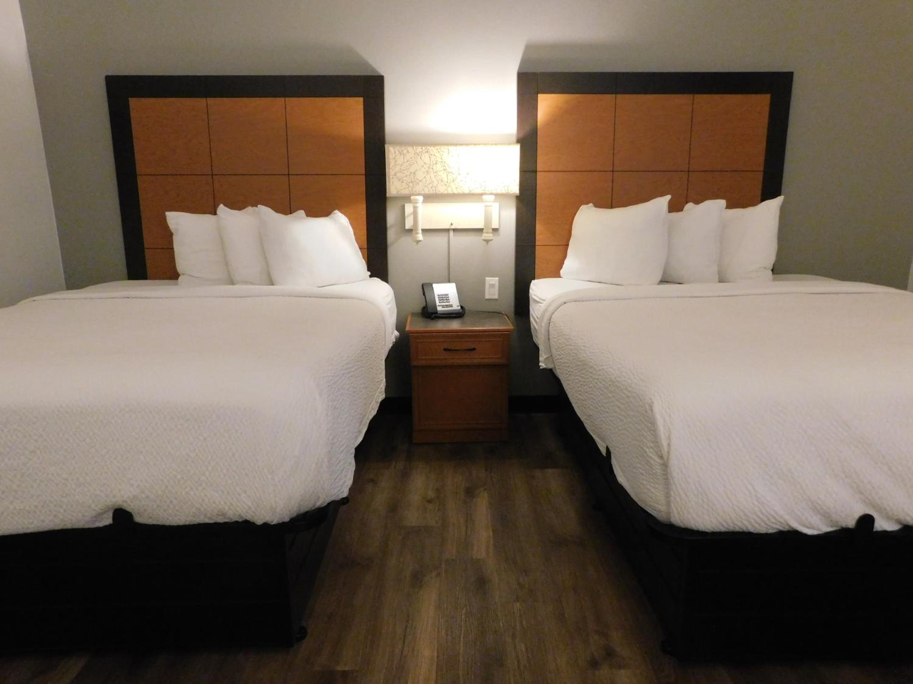 Superior Queen Room with Bath Tub with Grab Bars - Mobility/Hearing Accessible - Non-Smoking - Photo 2
