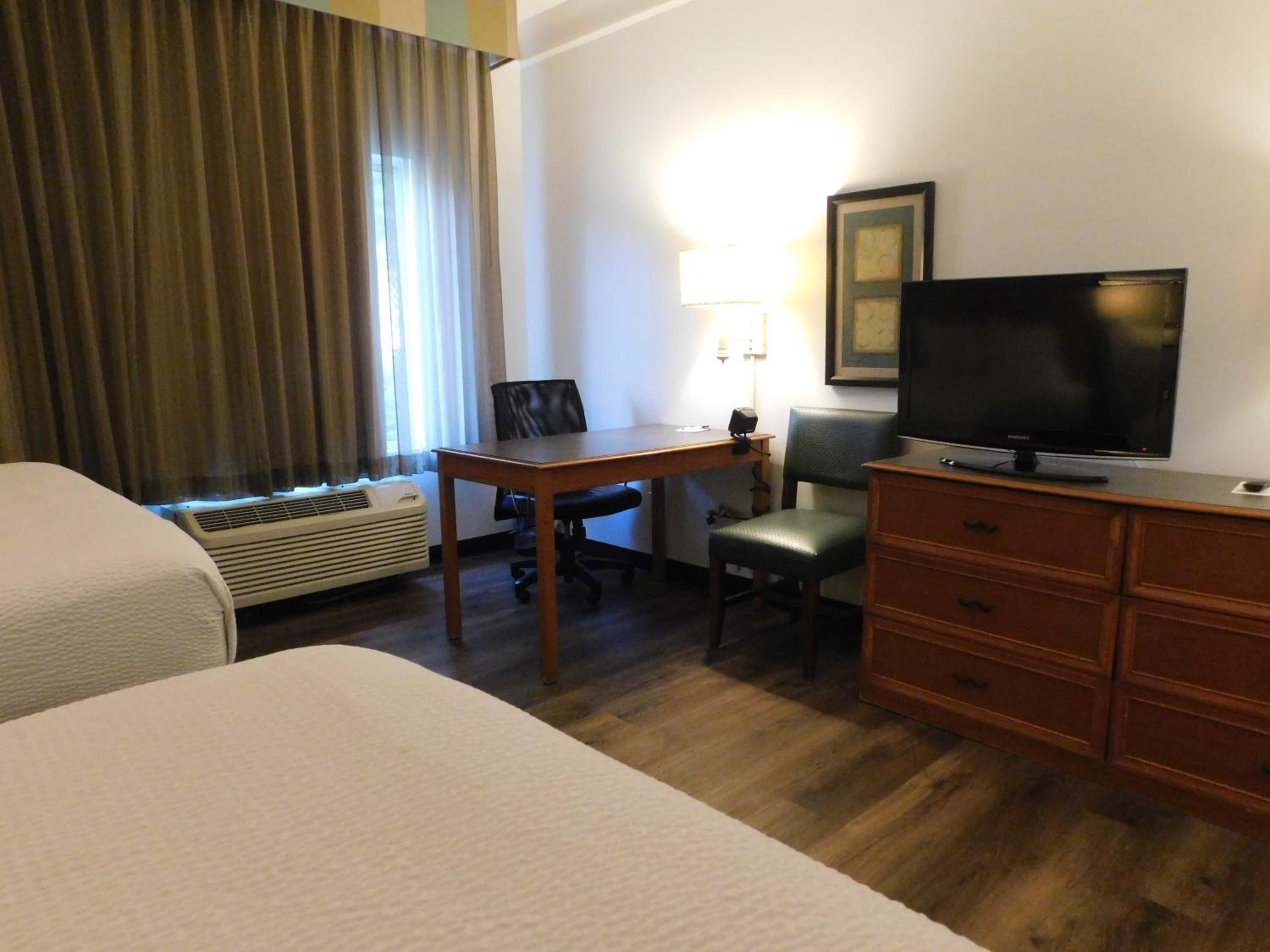 Superior Queen Room with Bath Tub with Grab Bars - Mobility/Hearing Accessible - Non-Smoking - Photo 3
